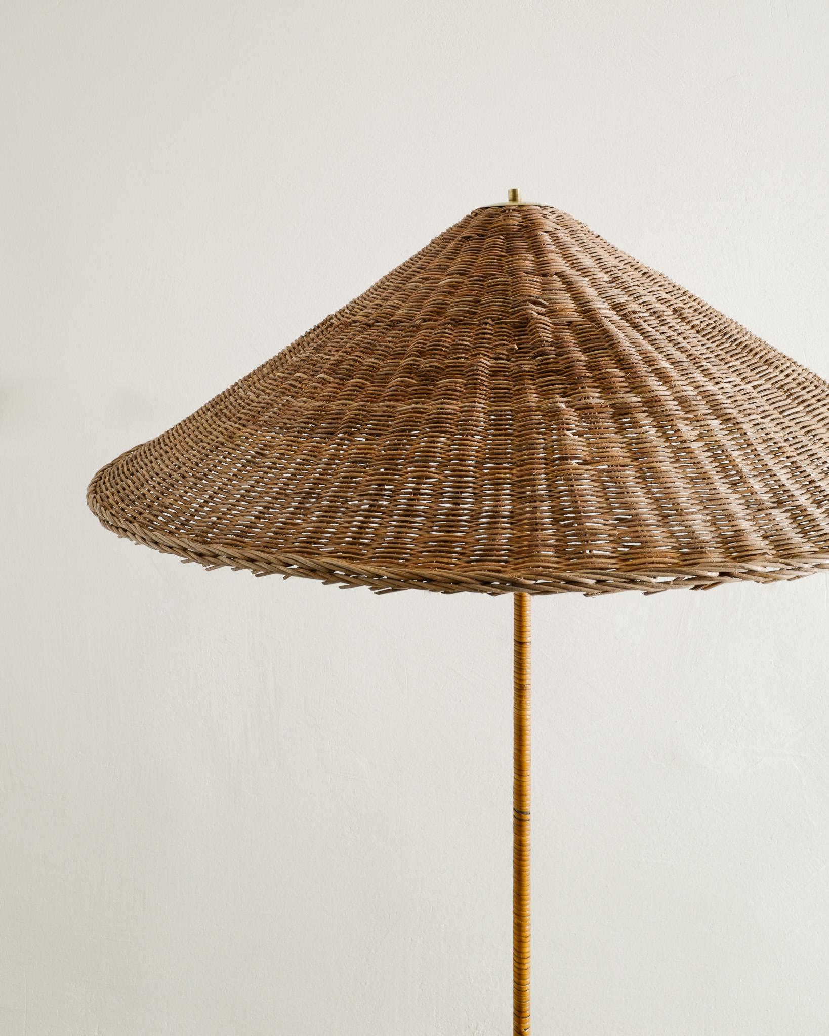 Finnish Mid Century Floor Lamp by Itsu in the style of Paavo Tynell 9202, 1940s  In Good Condition For Sale In Stockholm, SE