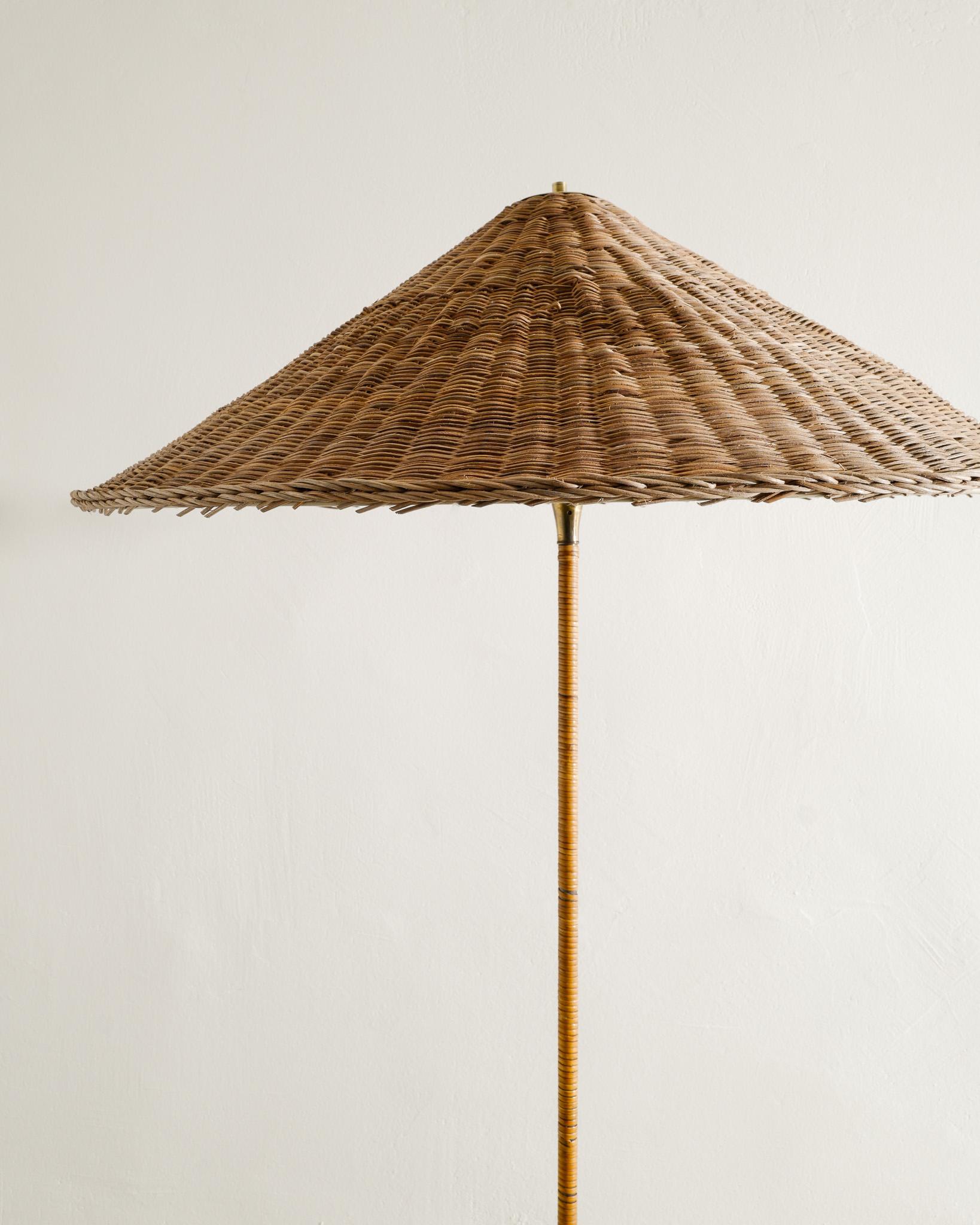 Finnische Stehlampe aus der Mitte des Jahrhunderts von Itsu im Stil von Paavo Tynell 9202, 1940er Jahre (Mitte des 20. Jahrhunderts) im Angebot