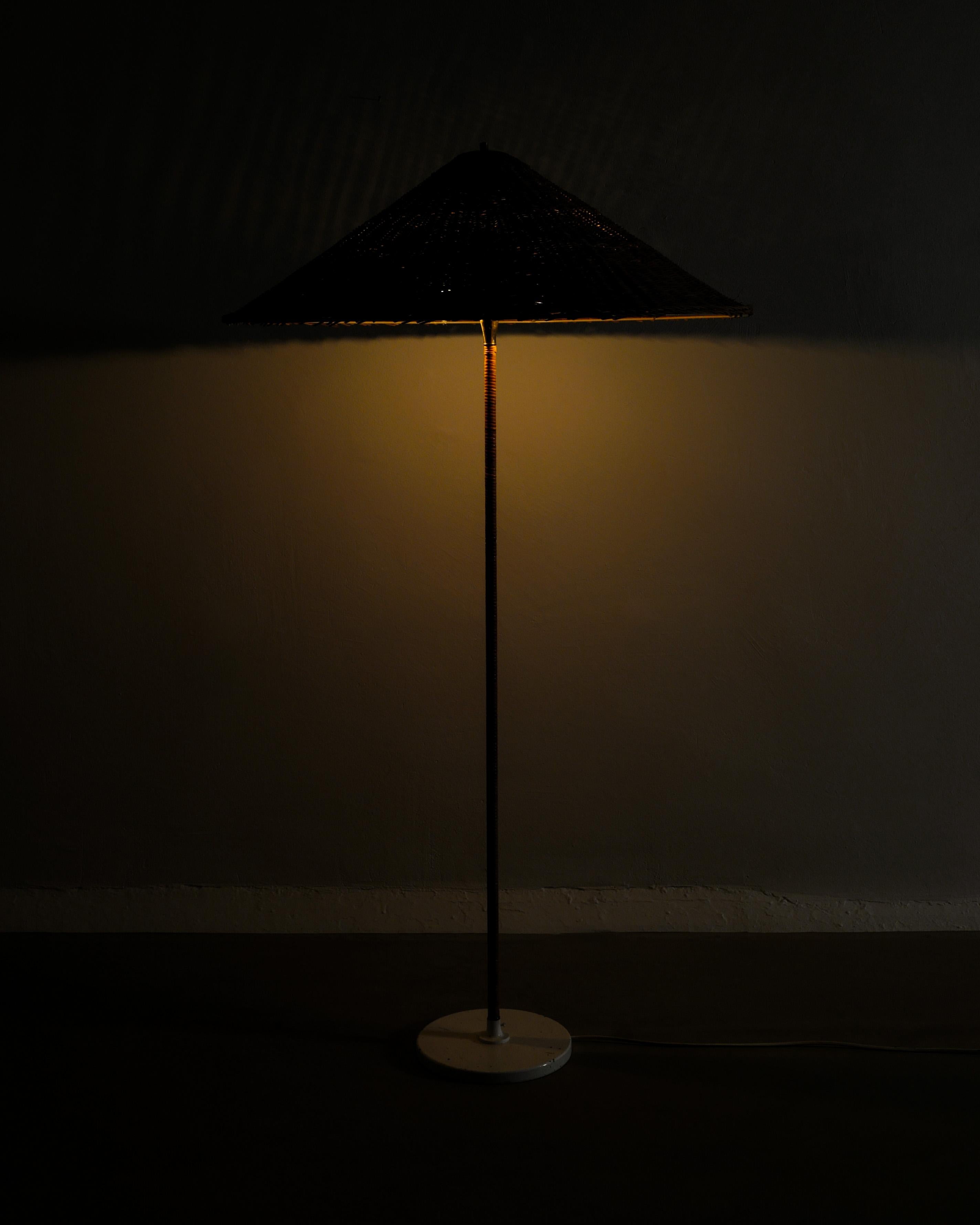 Finnische Stehlampe aus der Mitte des Jahrhunderts von Itsu im Stil von Paavo Tynell 9202, 1940er Jahre im Angebot 2