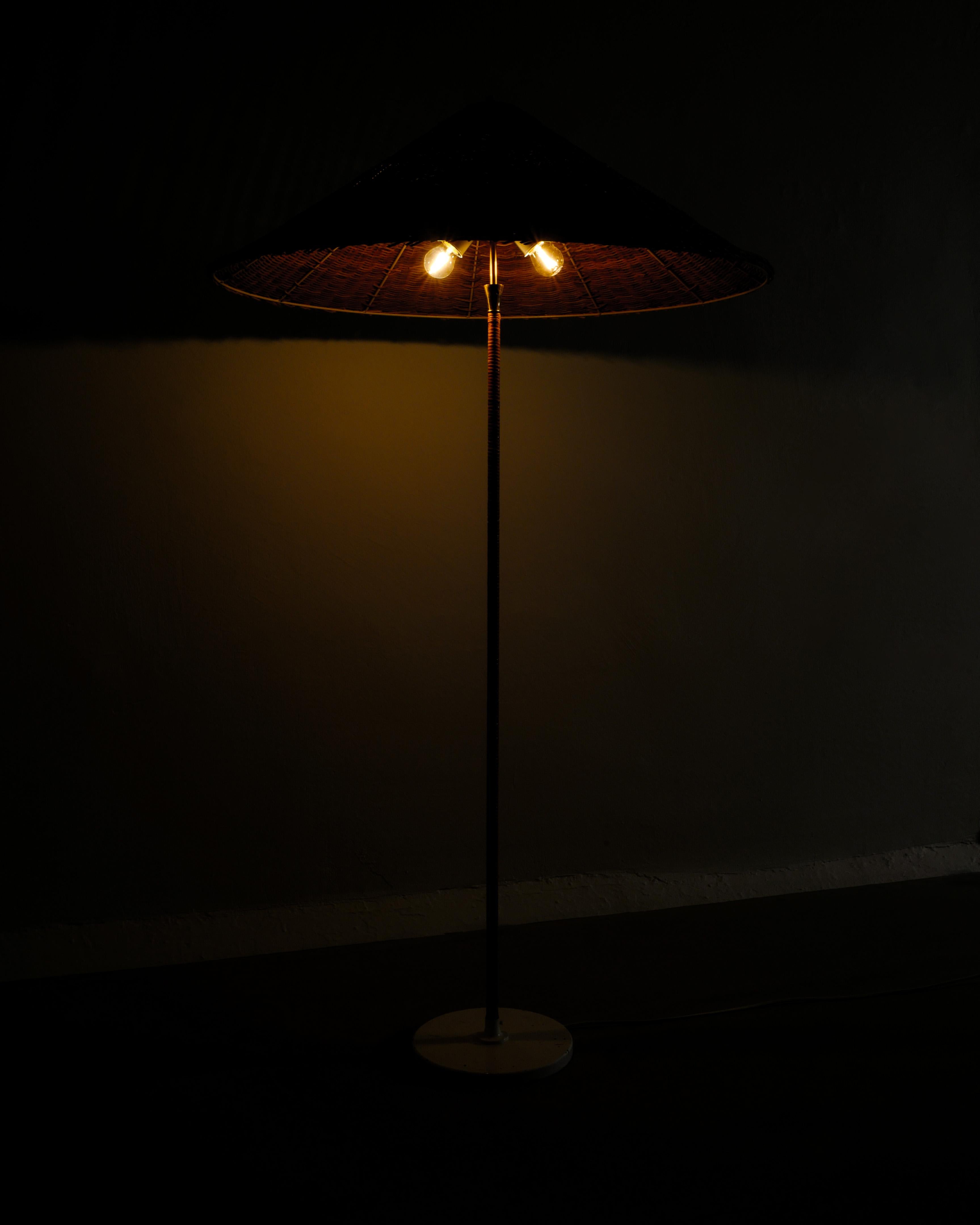 Finnische Stehlampe aus der Mitte des Jahrhunderts von Itsu im Stil von Paavo Tynell 9202, 1940er Jahre im Angebot 3