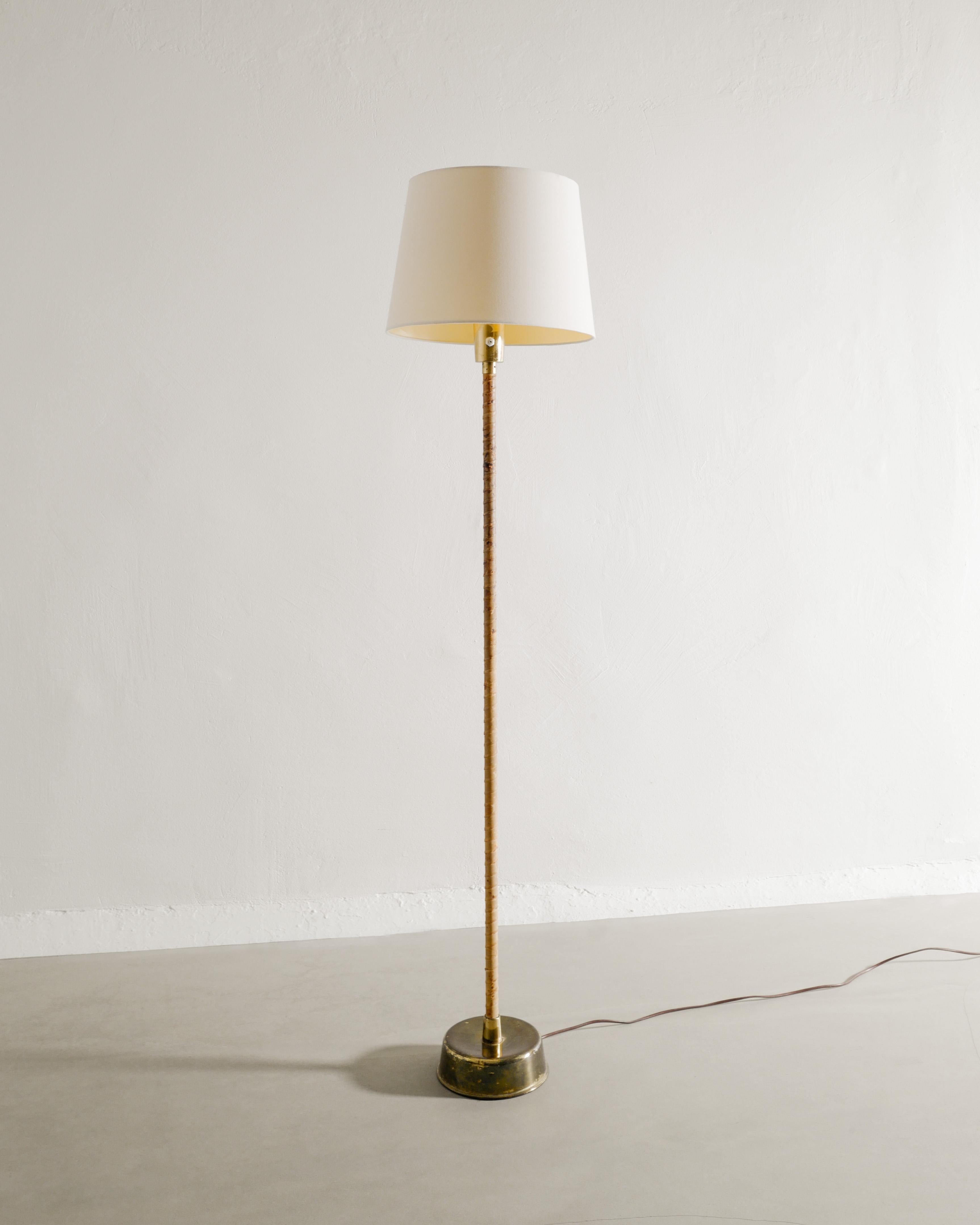 Rare Finnish mid century floor lamp il brass and leather by Lisa Johansson-Papé produced by Stockmann Orno Finland, 1950s. In original condition with some patina and wear on the leather. Shade is not included in the purchase. 

Dimensions: H: 134 cm