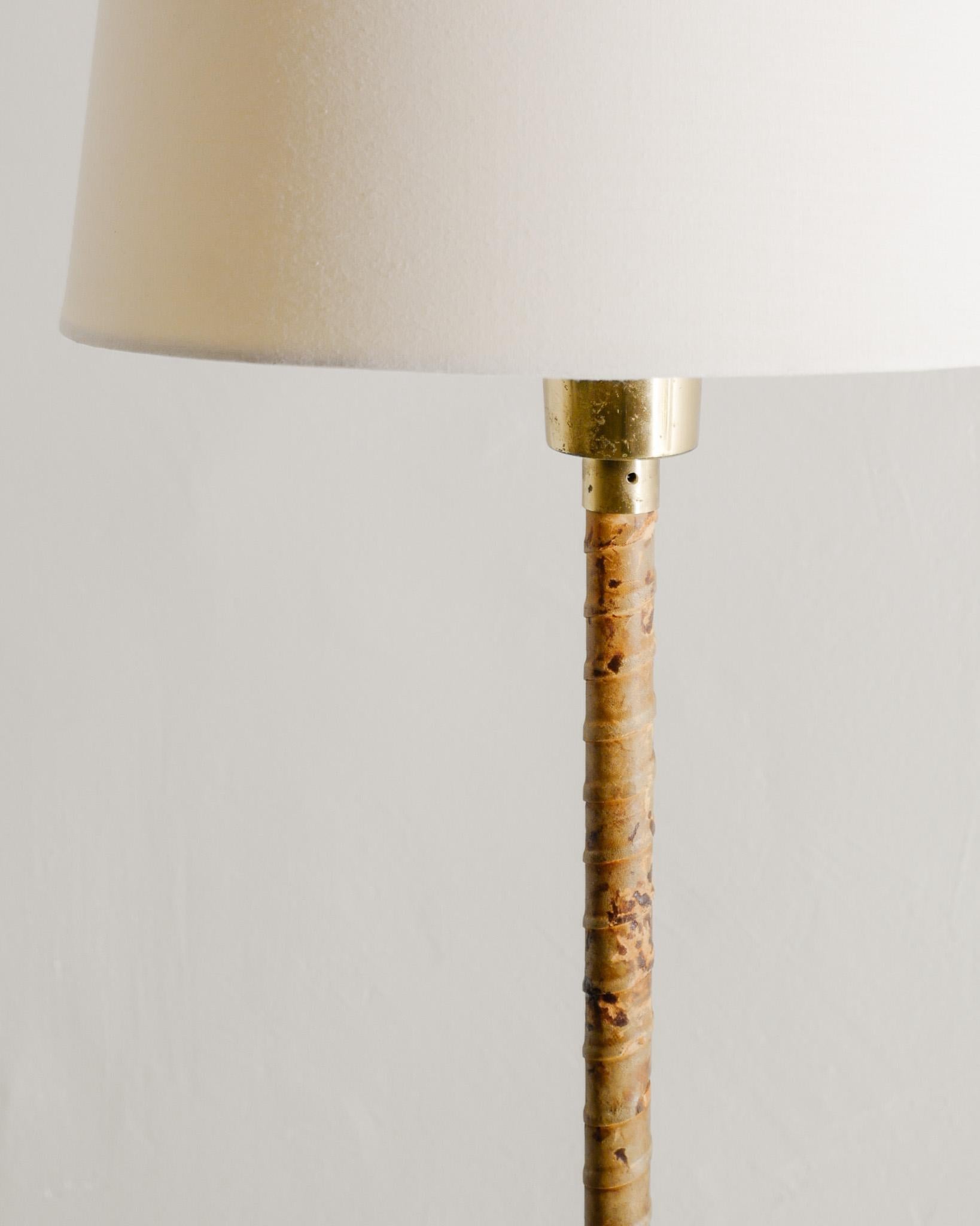 Finnish Mid Century Floor Lamp in Brass & Leather by Lisa Johansson-Papé, 1950s In Good Condition For Sale In Stockholm, SE
