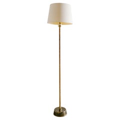 Lampada da terra finlandese di metà secolo in ottone e pelle di Lisa Johansson-Papé, anni '50