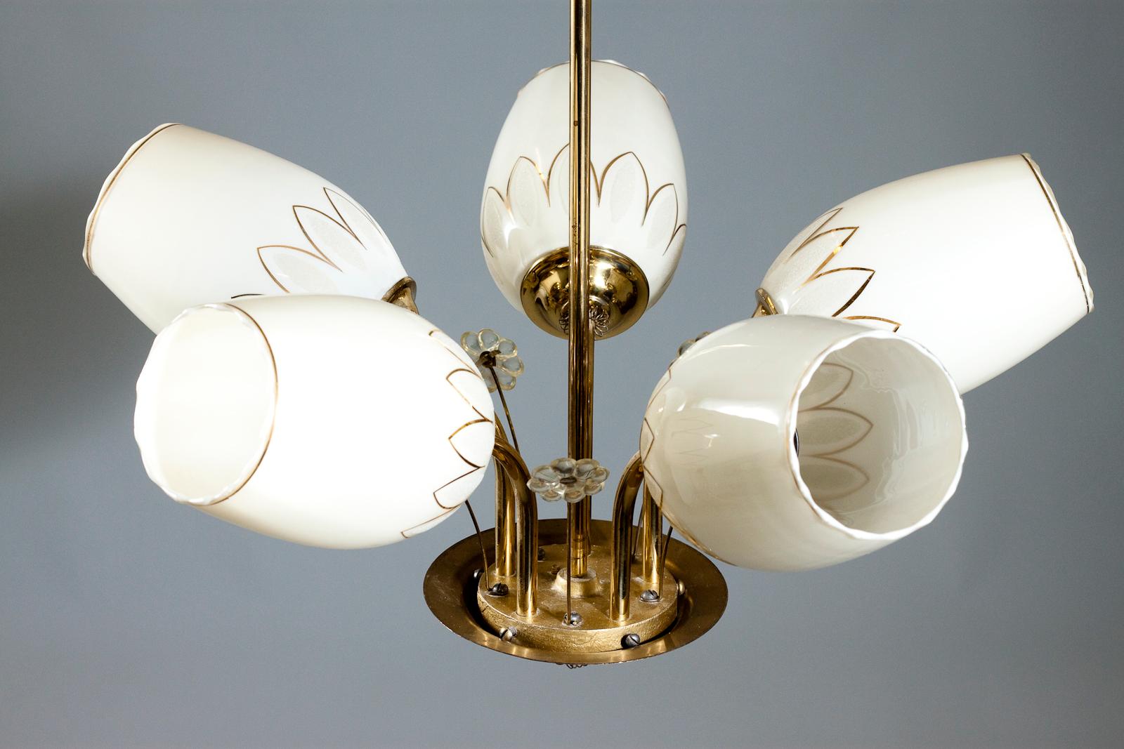 Finnish Mid-Century Modern 5-Armed Stylish Brass Chandelier In Good Condition For Sale In Turku, FI