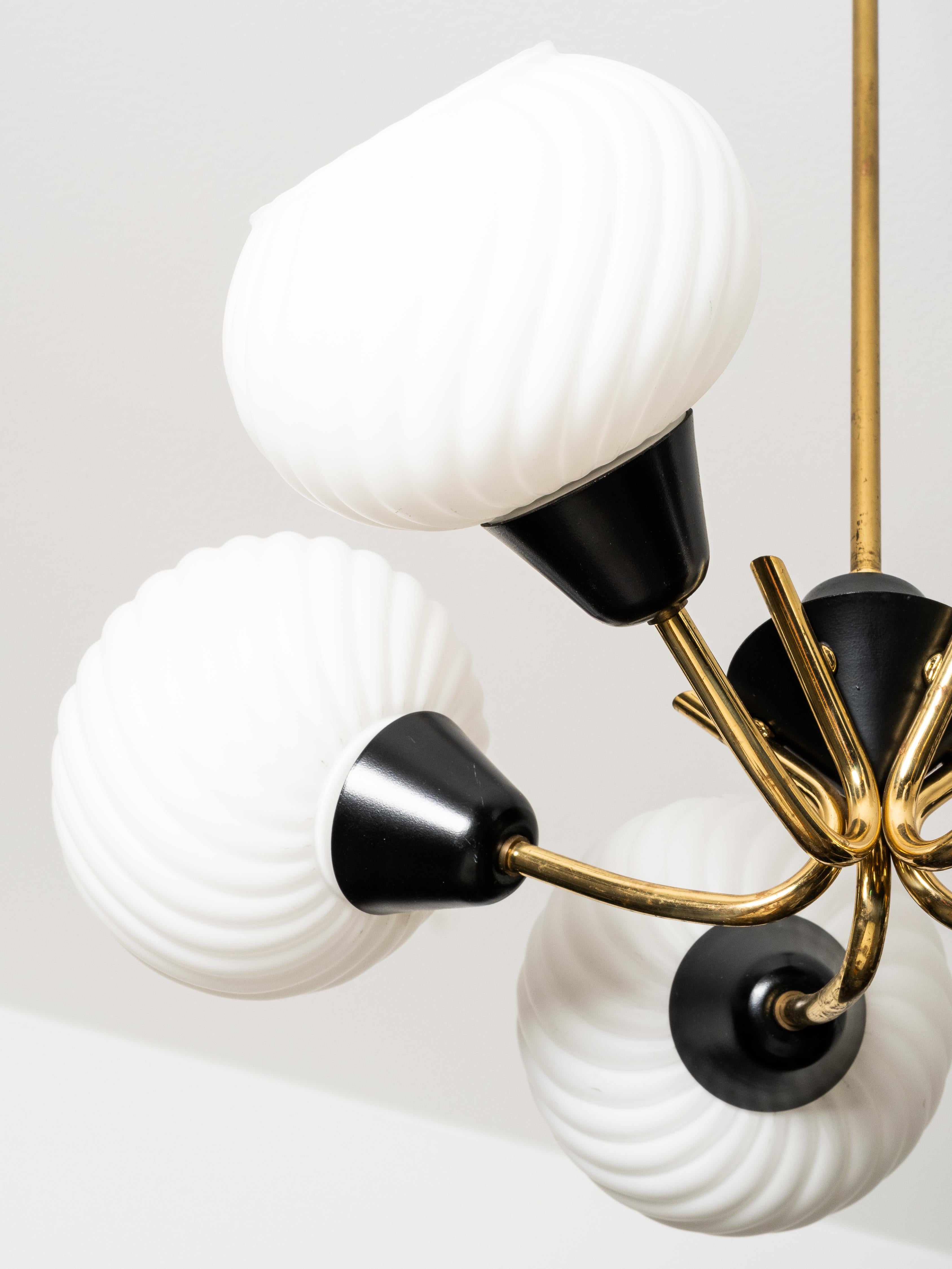 Finnish Mid-Century Modern Brass and Glass Chandelier, 1950s im Angebot 3