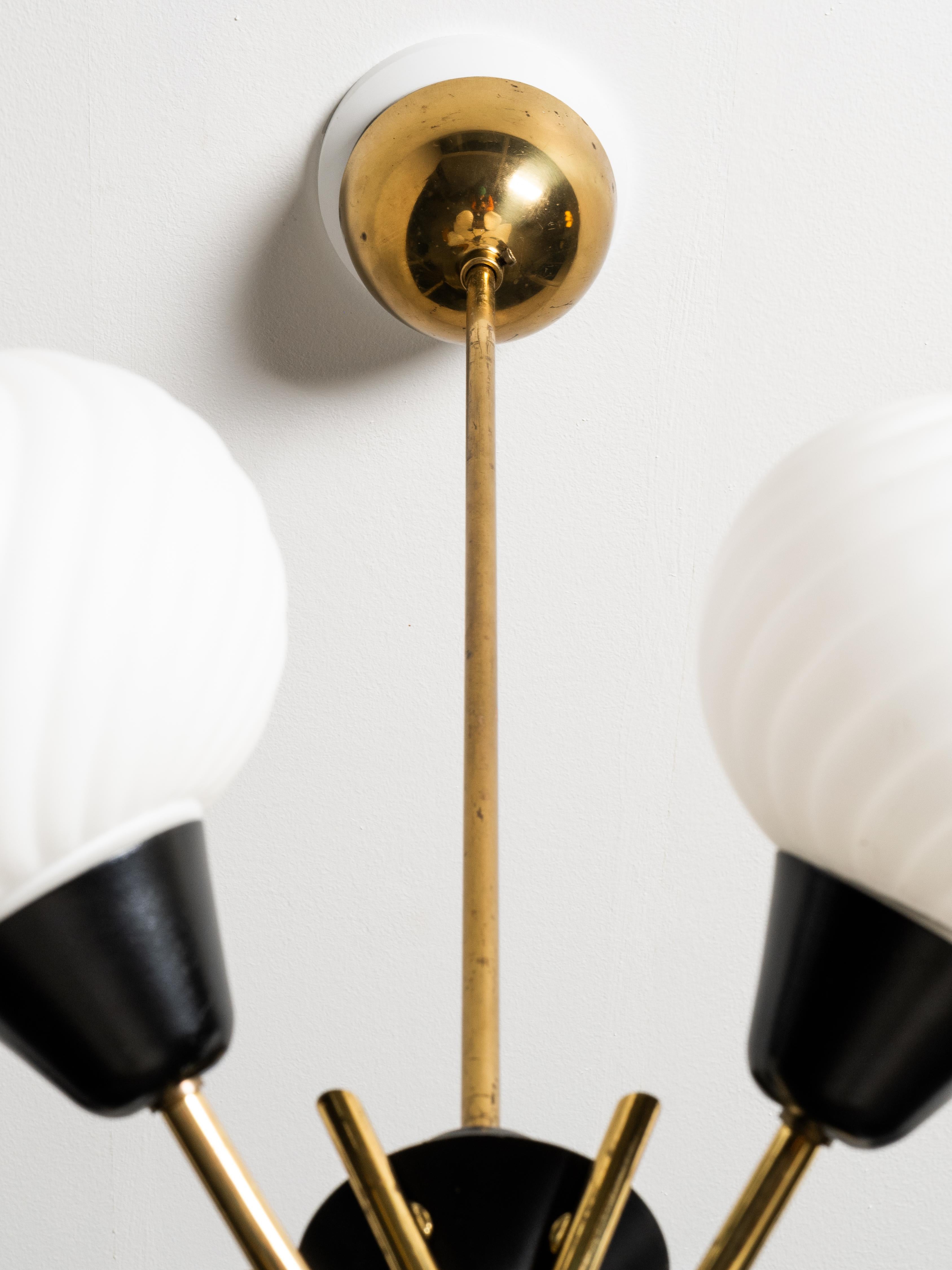 Finnish Mid-Century Modern Brass and Glass Chandelier, 1950s im Angebot 4