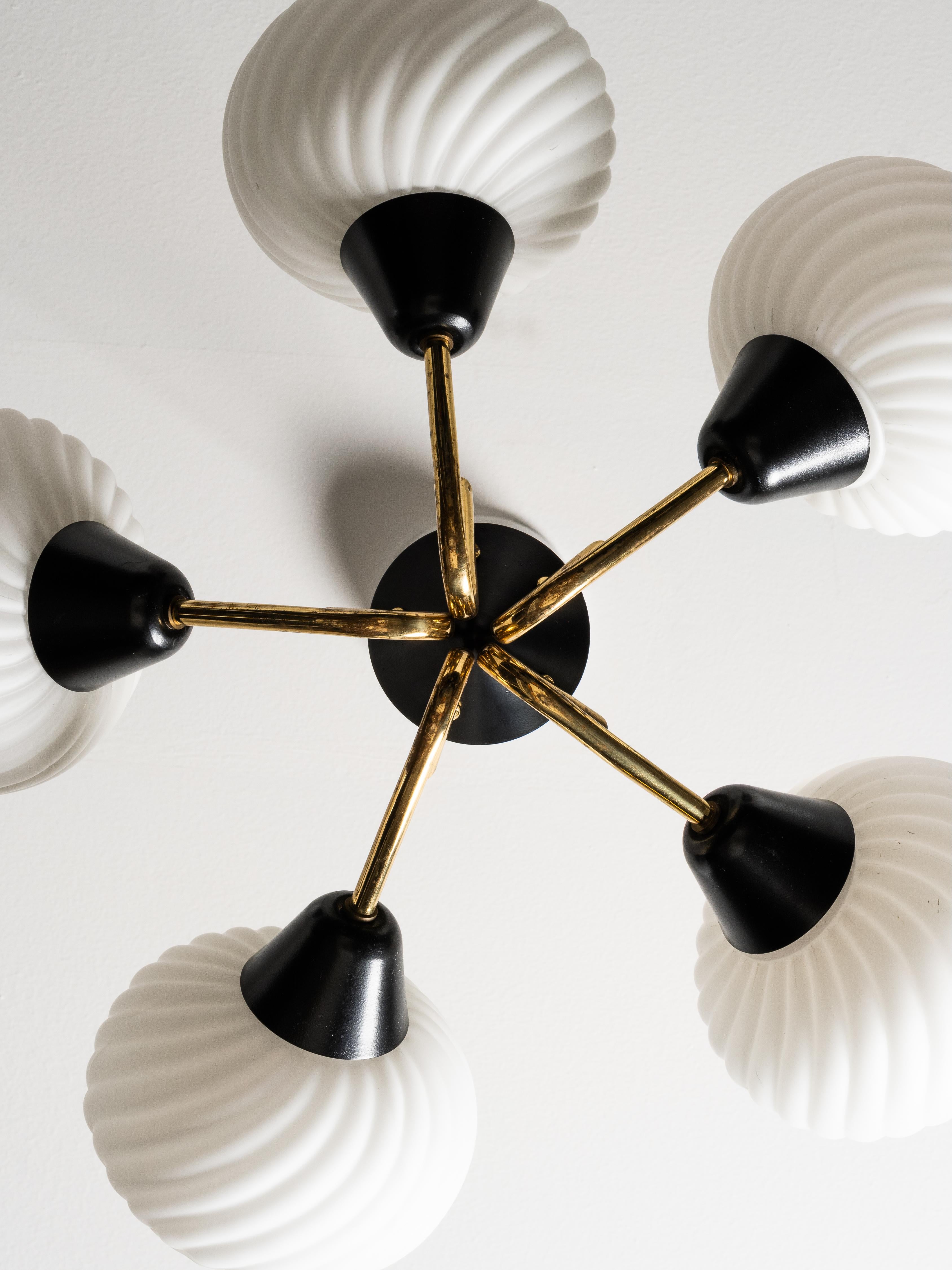 Finnish Mid-Century Modern Brass and Glass Chandelier, 1950s im Angebot 5