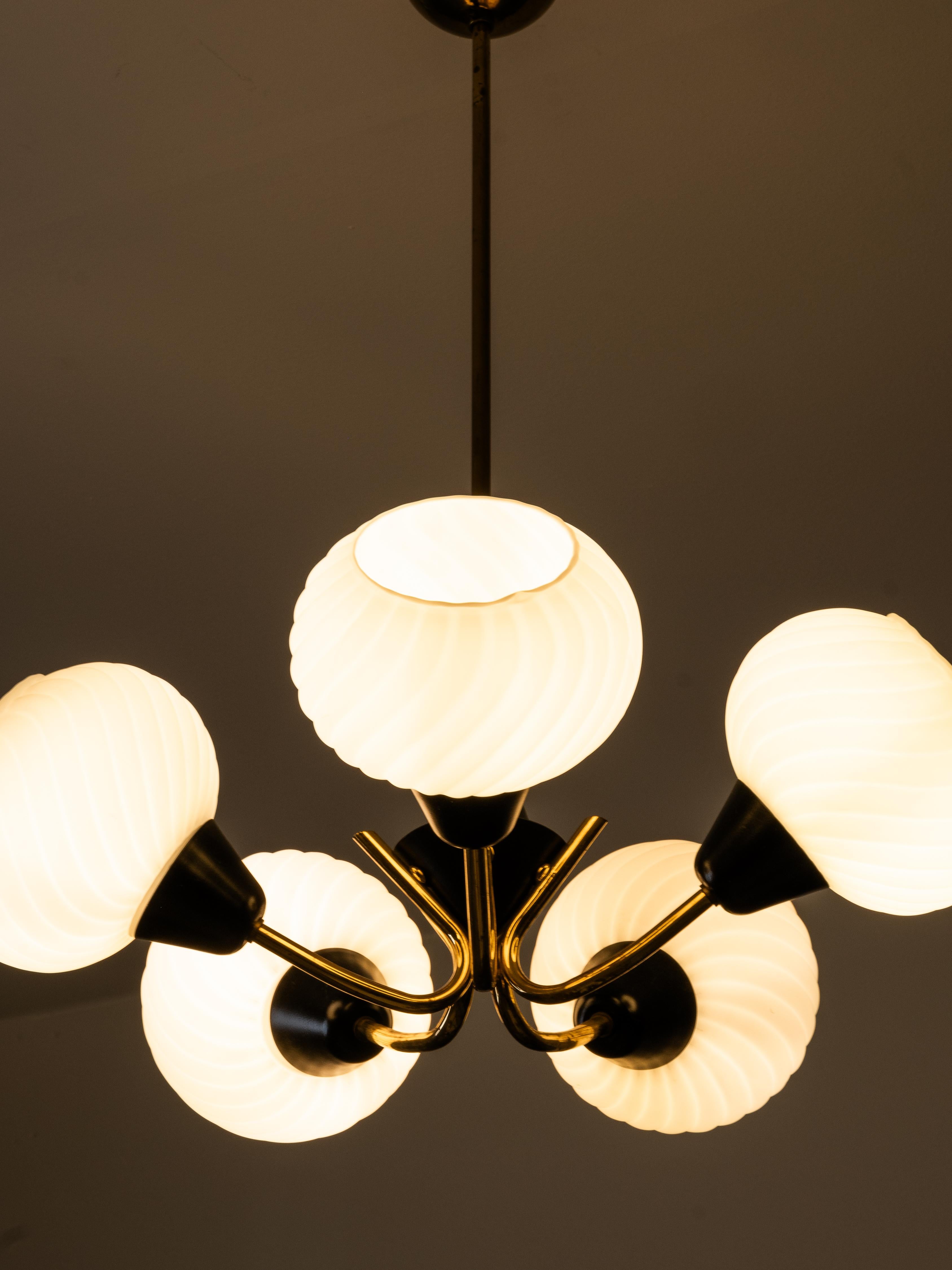 Finnish Mid-Century Modern Brass and Glass Chandelier, 1950s (Skandinavische Moderne) im Angebot