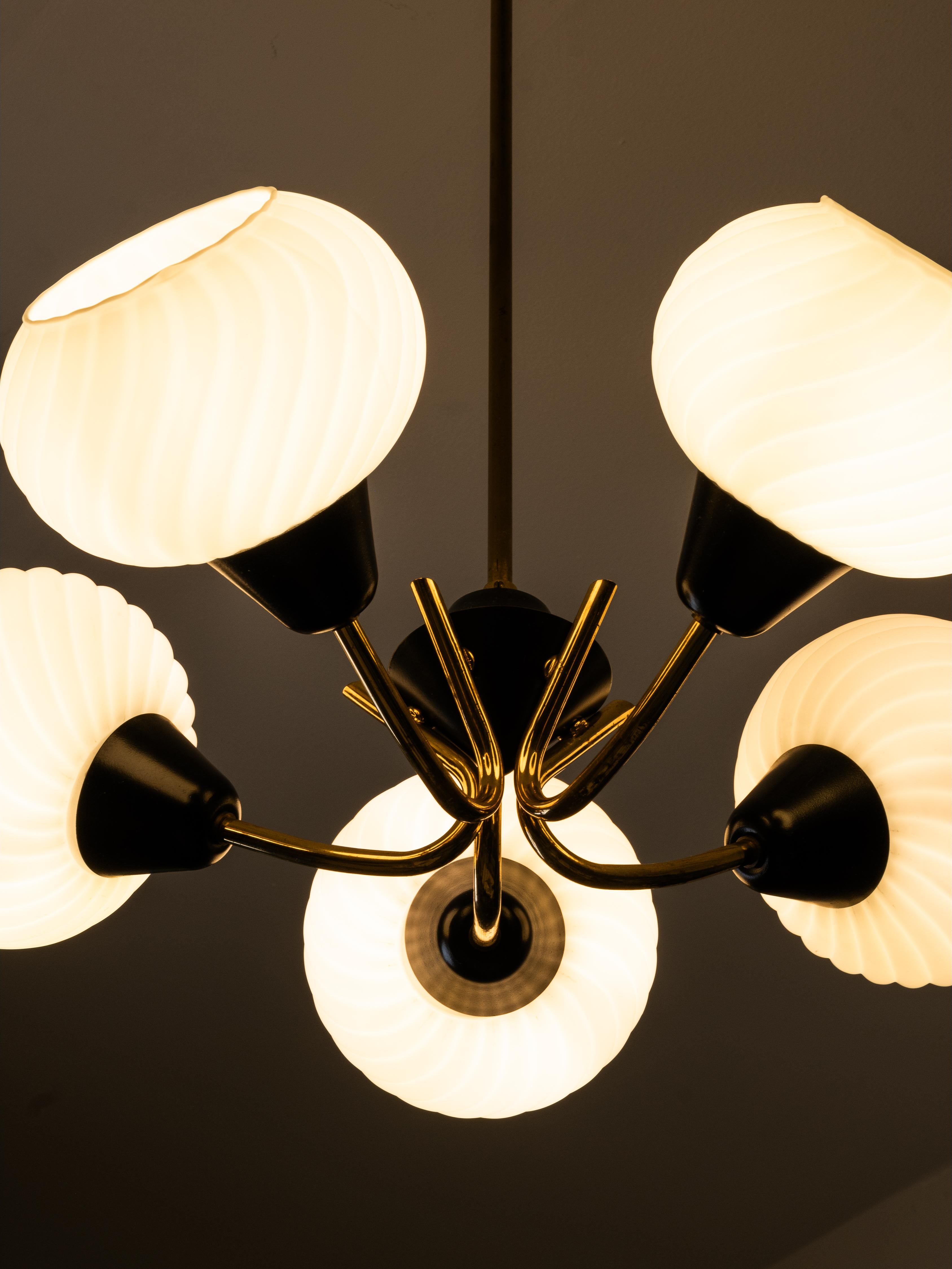 Finnish Mid-Century Modern Brass and Glass Chandelier, 1950s (Finnisch) im Angebot