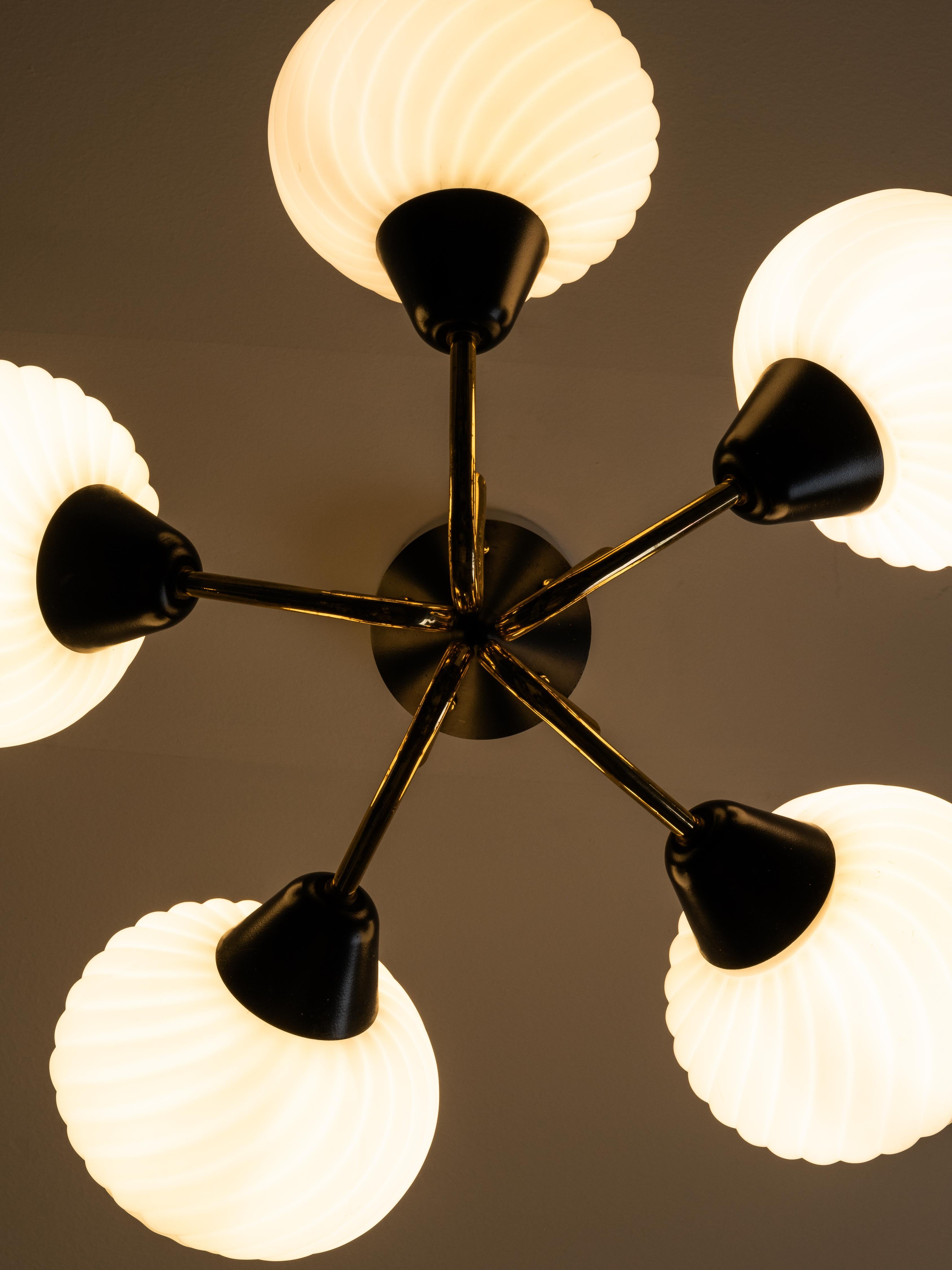 Finnish Mid-Century Modern Brass and Glass Chandelier, 1950s im Zustand „Gut“ im Angebot in Karis, Nyland