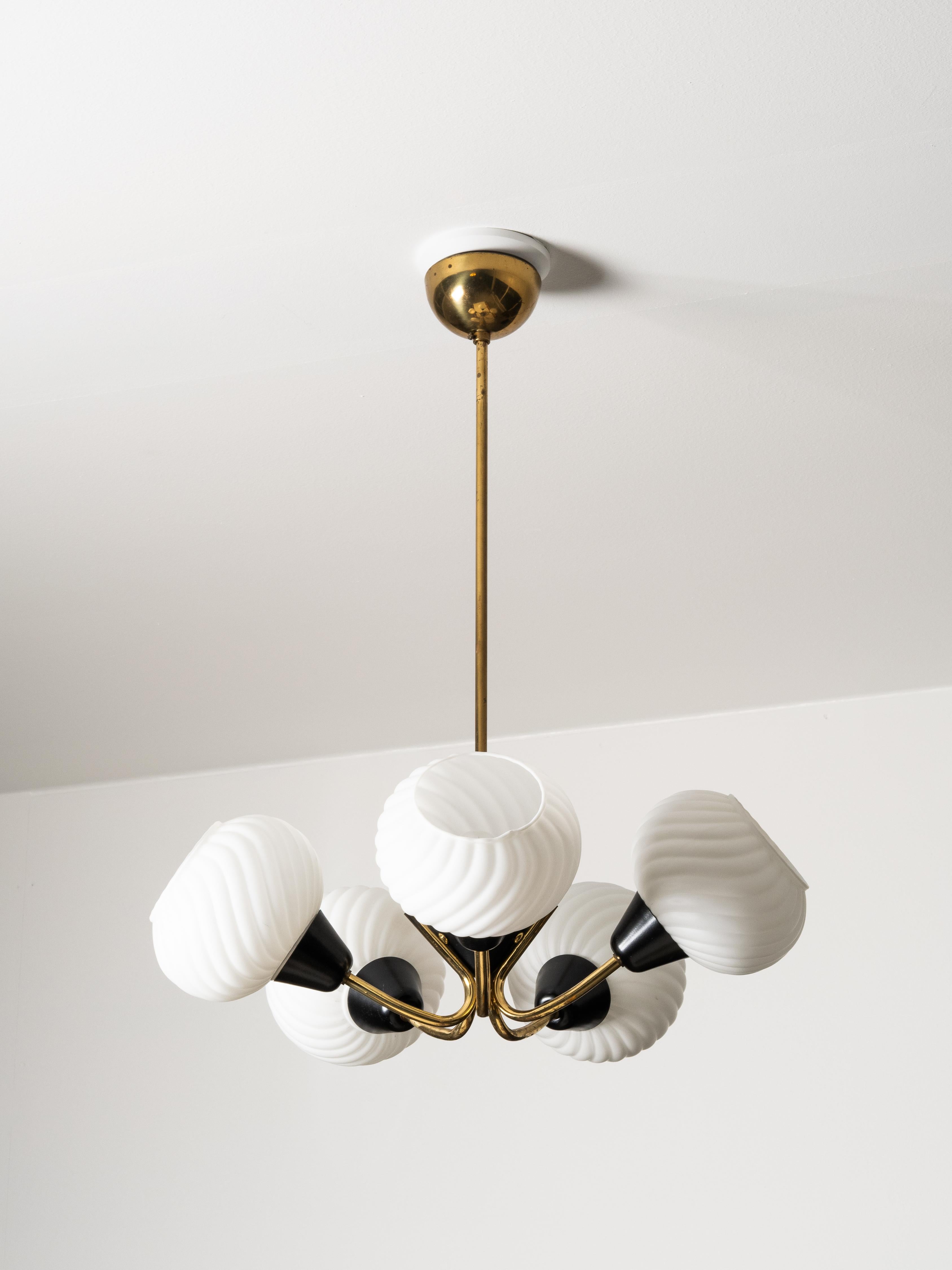 Finnish Mid-Century Modern Brass and Glass Chandelier, 1950s (20. Jahrhundert) im Angebot