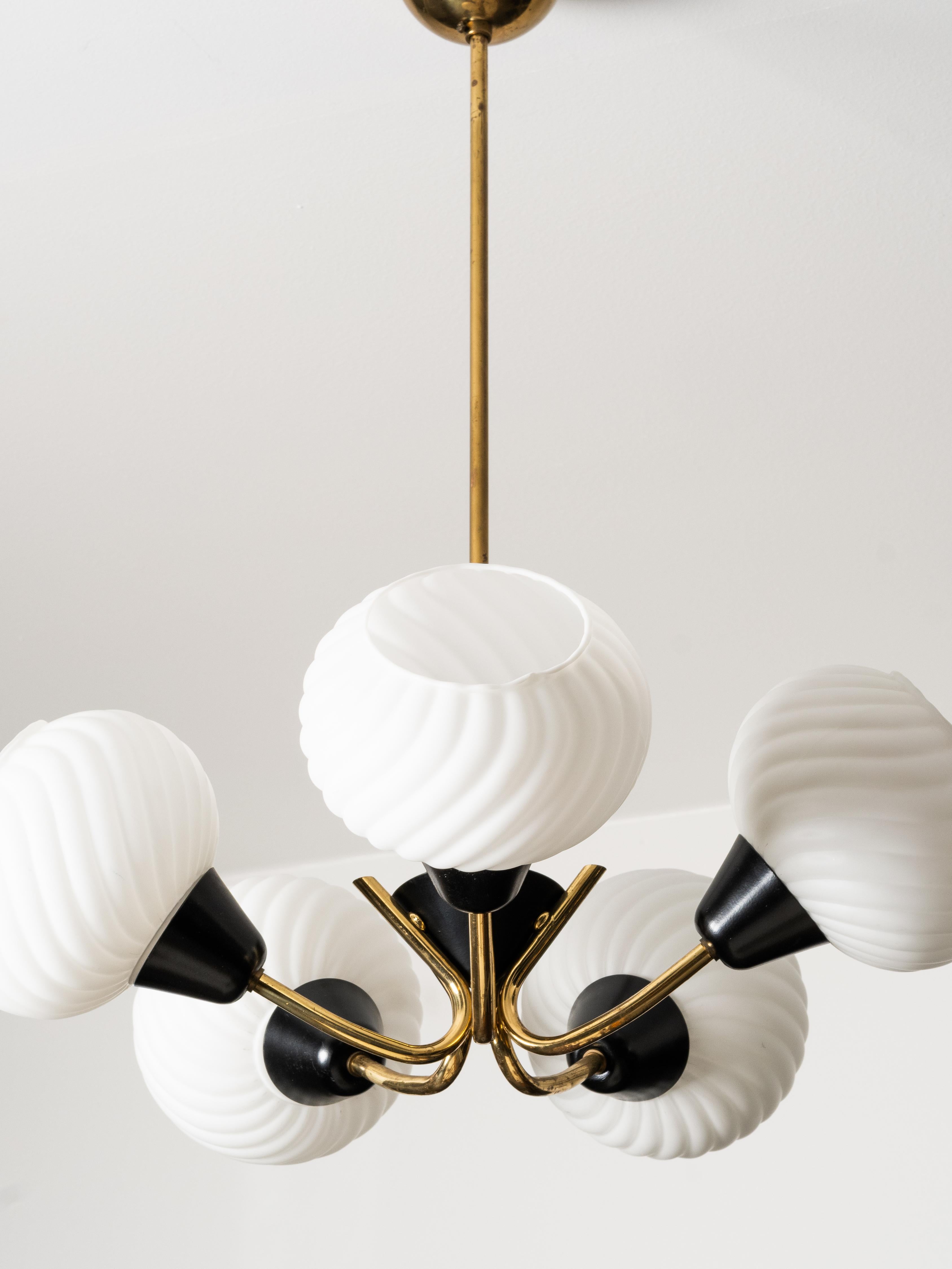 Finnish Mid-Century Modern Brass and Glass Chandelier, 1950s (Metall) im Angebot