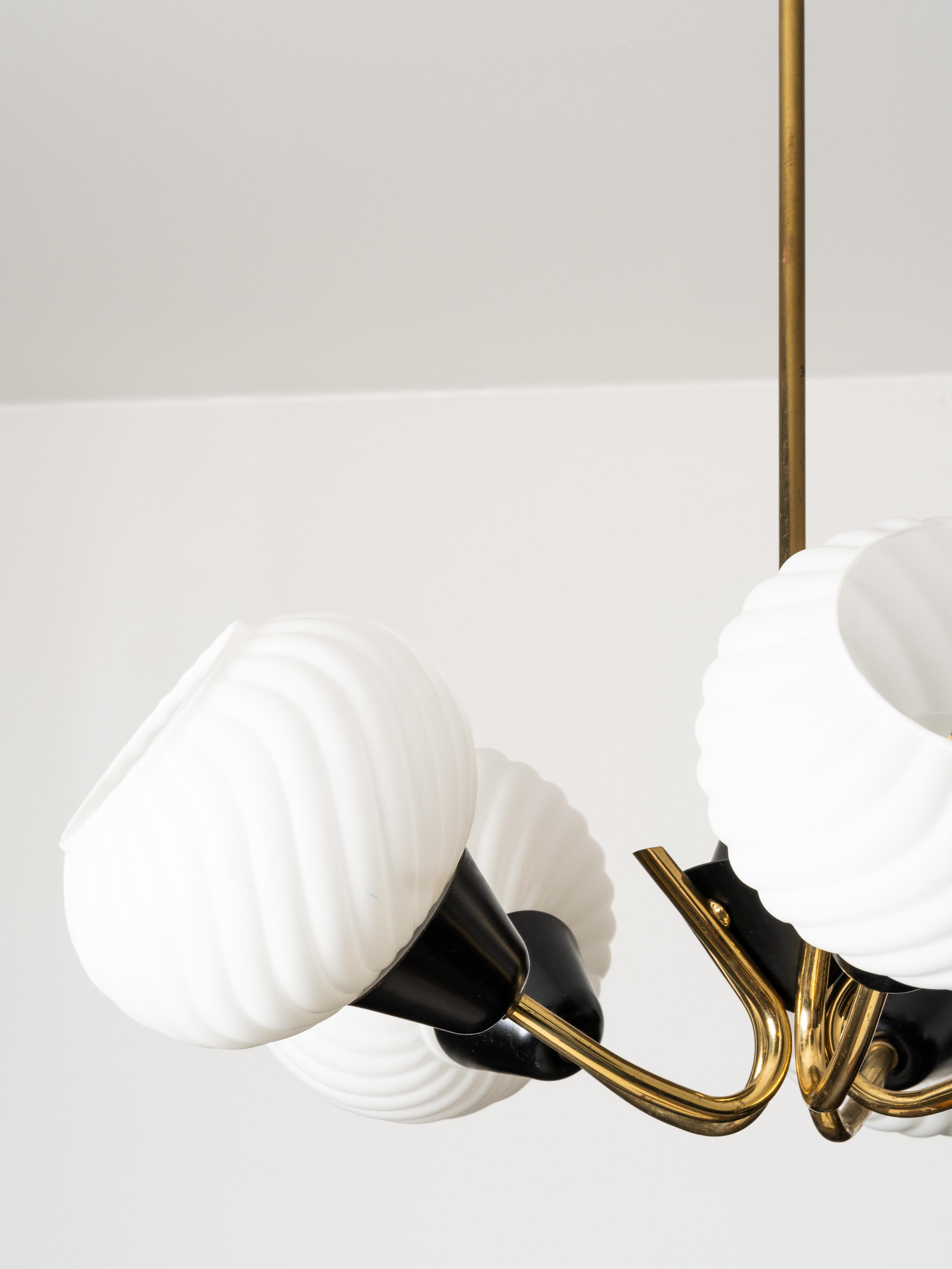 Finnish Mid-Century Modern Brass and Glass Chandelier, 1950s im Angebot 1