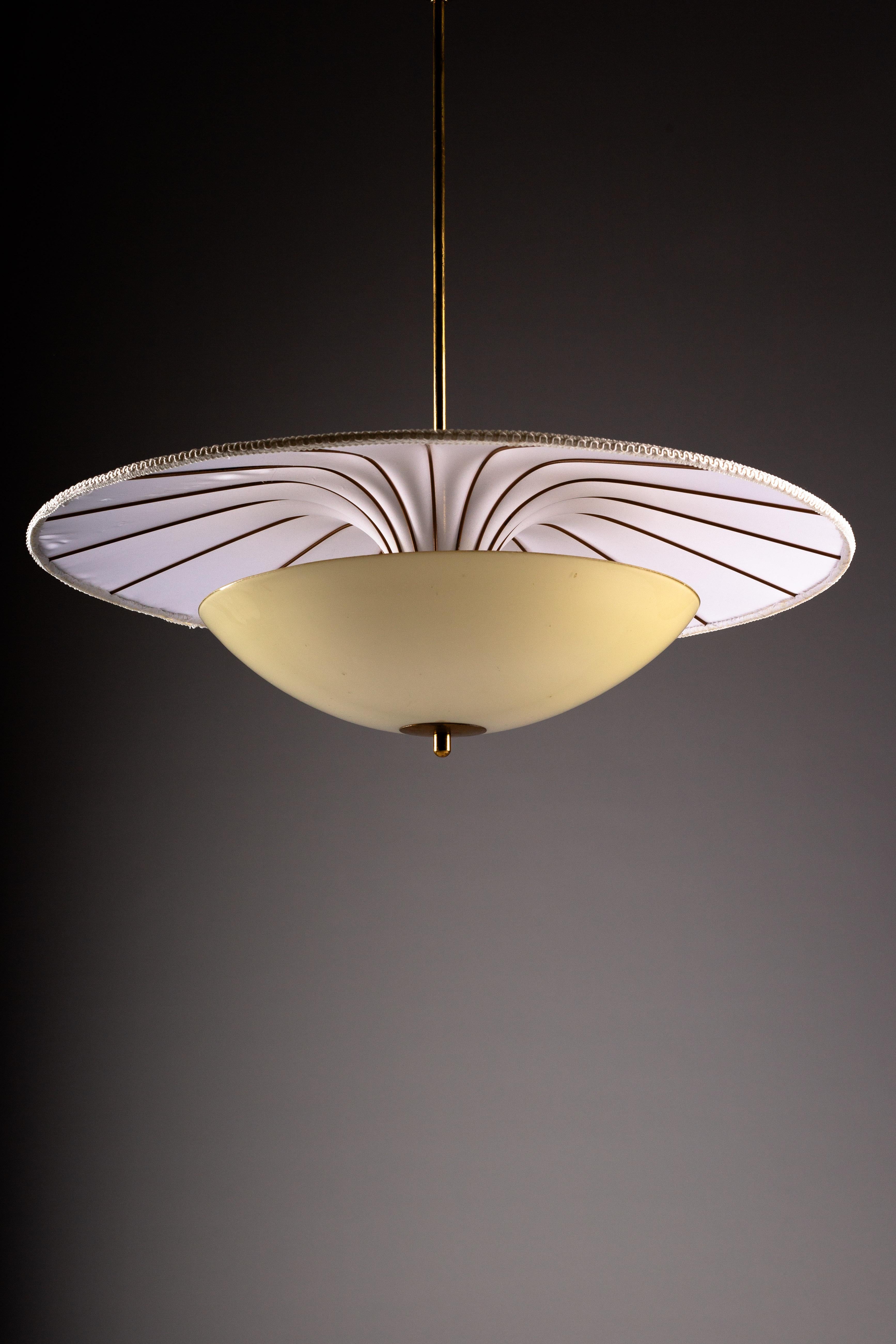 Illumina il tuo spazio con la lampada da soffitto finlandese di metà secolo moderno di Itsu. Questo squisito pezzo sposa la funzionalità e la bellezza della forma, accentuando qualsiasi stanza con la sua eleganza senza tempo. Realizzato con una