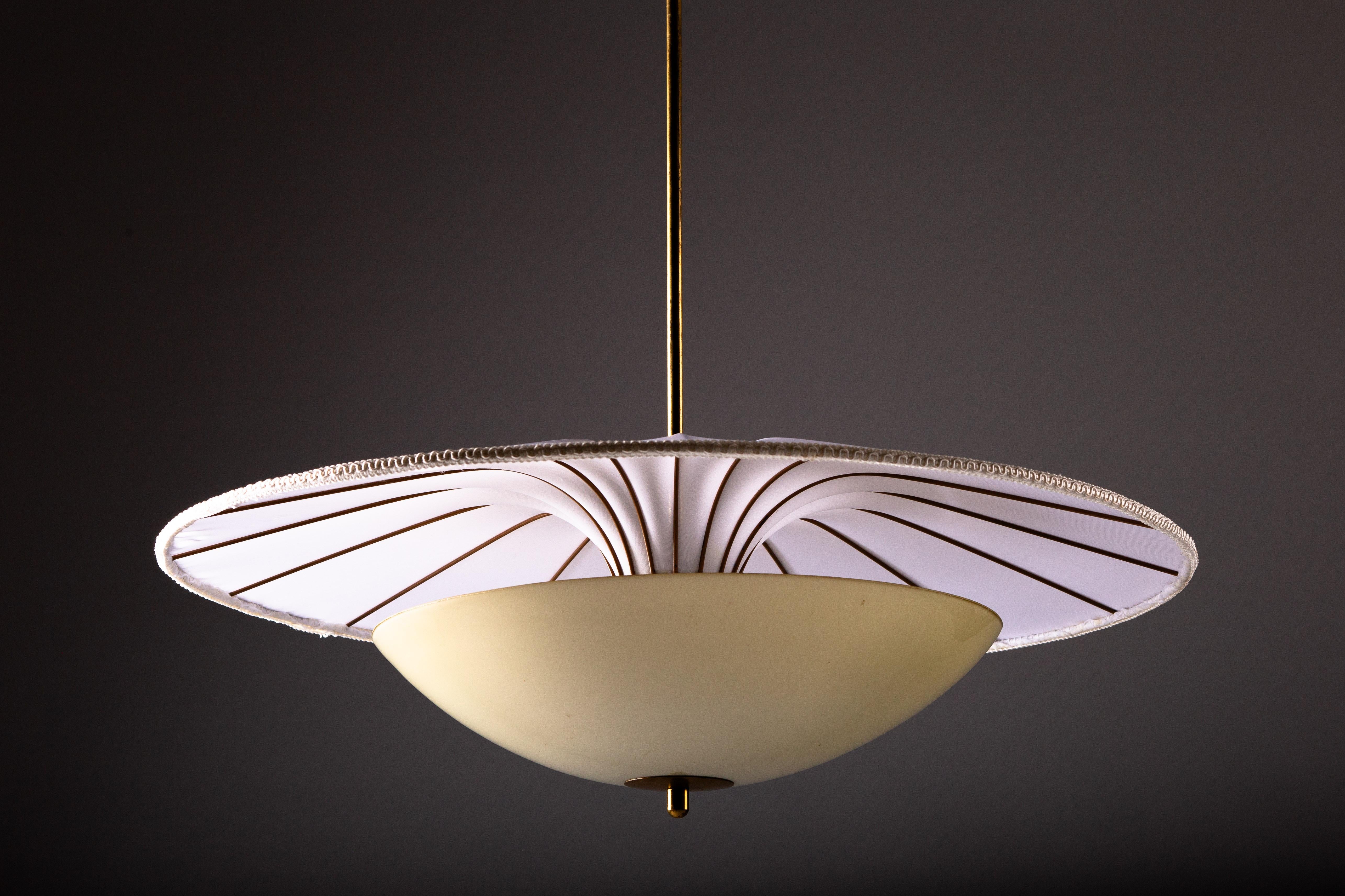 Mid-Century moderno Lampada da soffitto finlandese di metà secolo moderno di Itsu in vendita