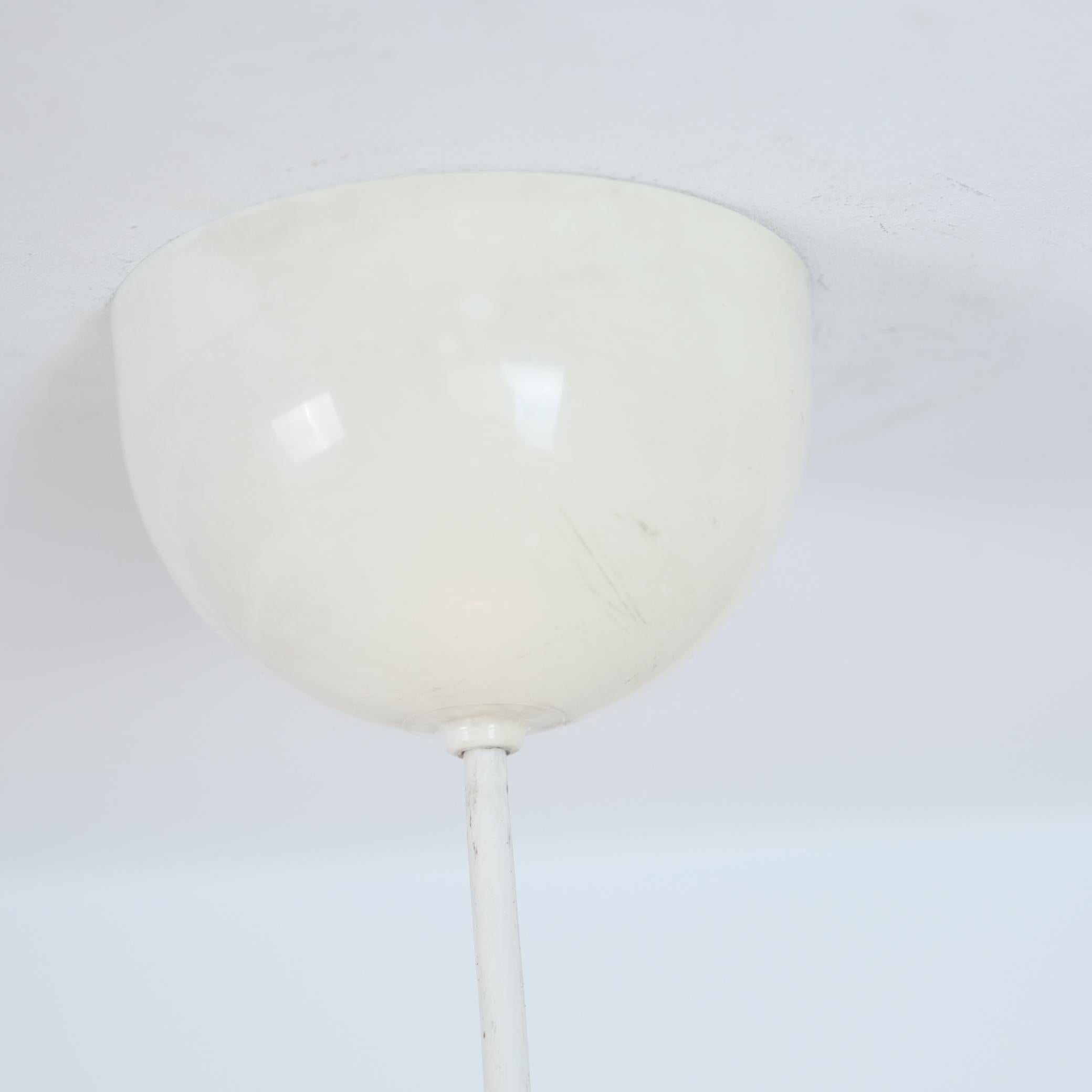 Ciondolo da soffitto finlandese di metà secolo in metallo, plastica e carta, anni '50 in vendita 3
