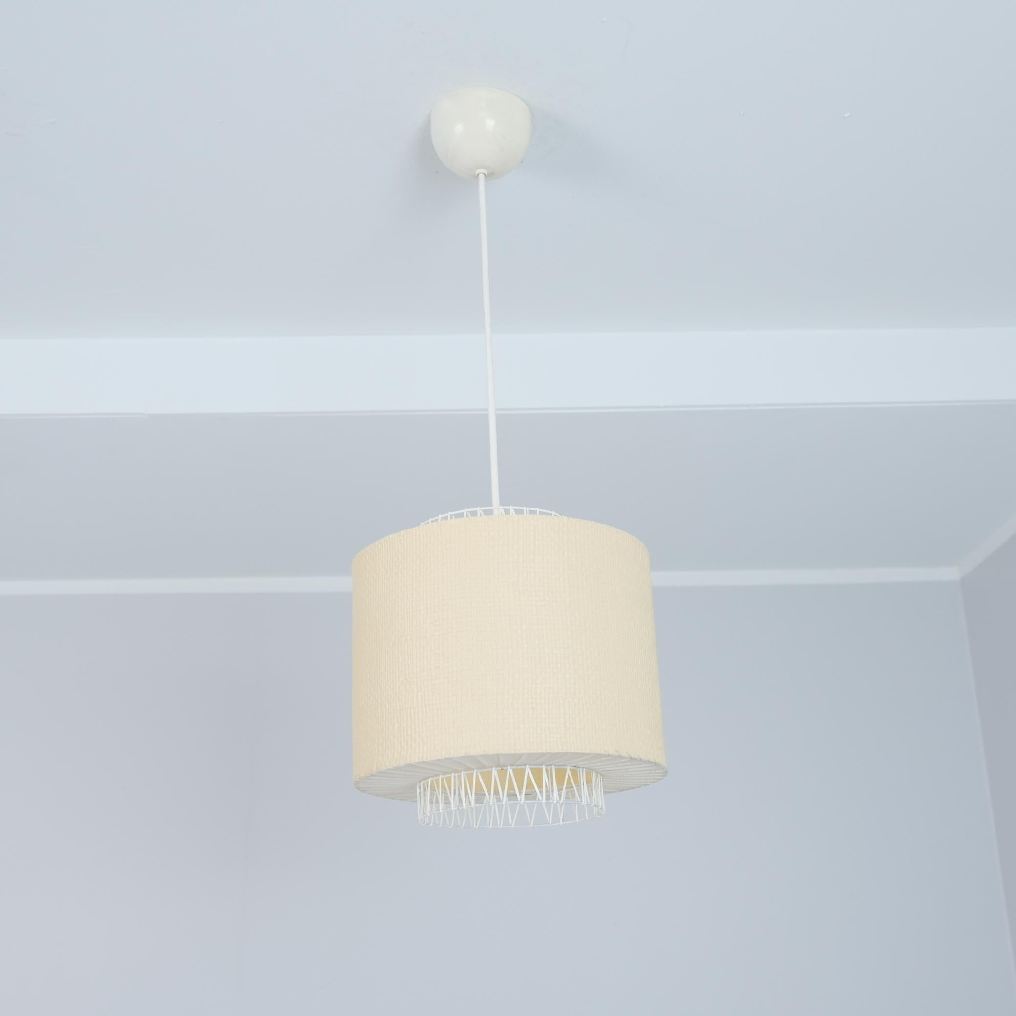 Mid-Century moderno Ciondolo da soffitto finlandese di metà secolo in metallo, plastica e carta, anni '50 in vendita