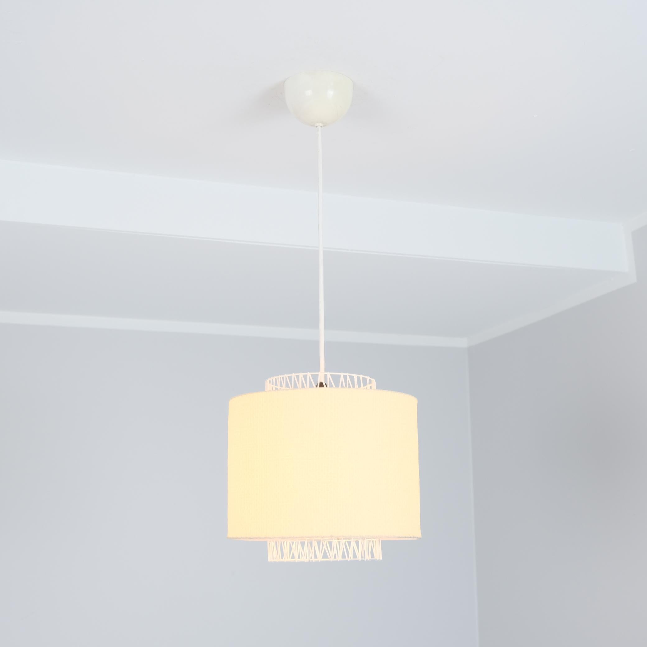 Finlandese Ciondolo da soffitto finlandese di metà secolo in metallo, plastica e carta, anni '50 in vendita