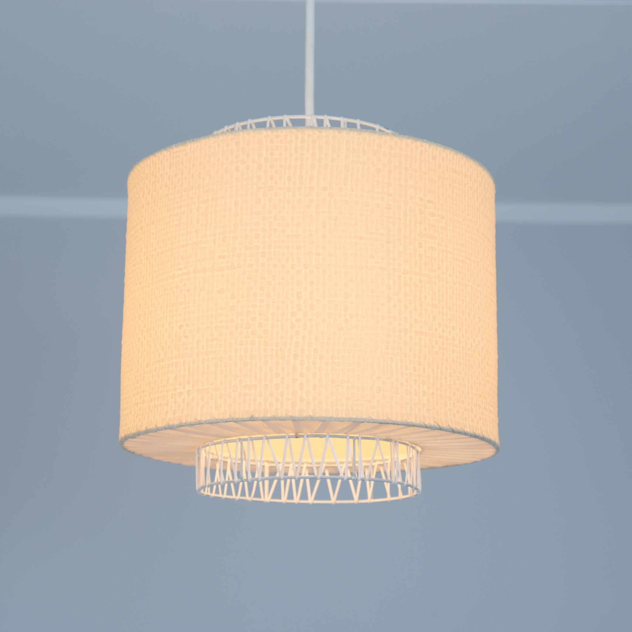 Una lampada a sospensione da soffitto di straordinaria bellezza, composta da una struttura in metallo e da una struttura in plastica.  e paralume di carta. La lampada è nelle sue splendide condizioni originali.
Un design davvero piacevole in cui non
