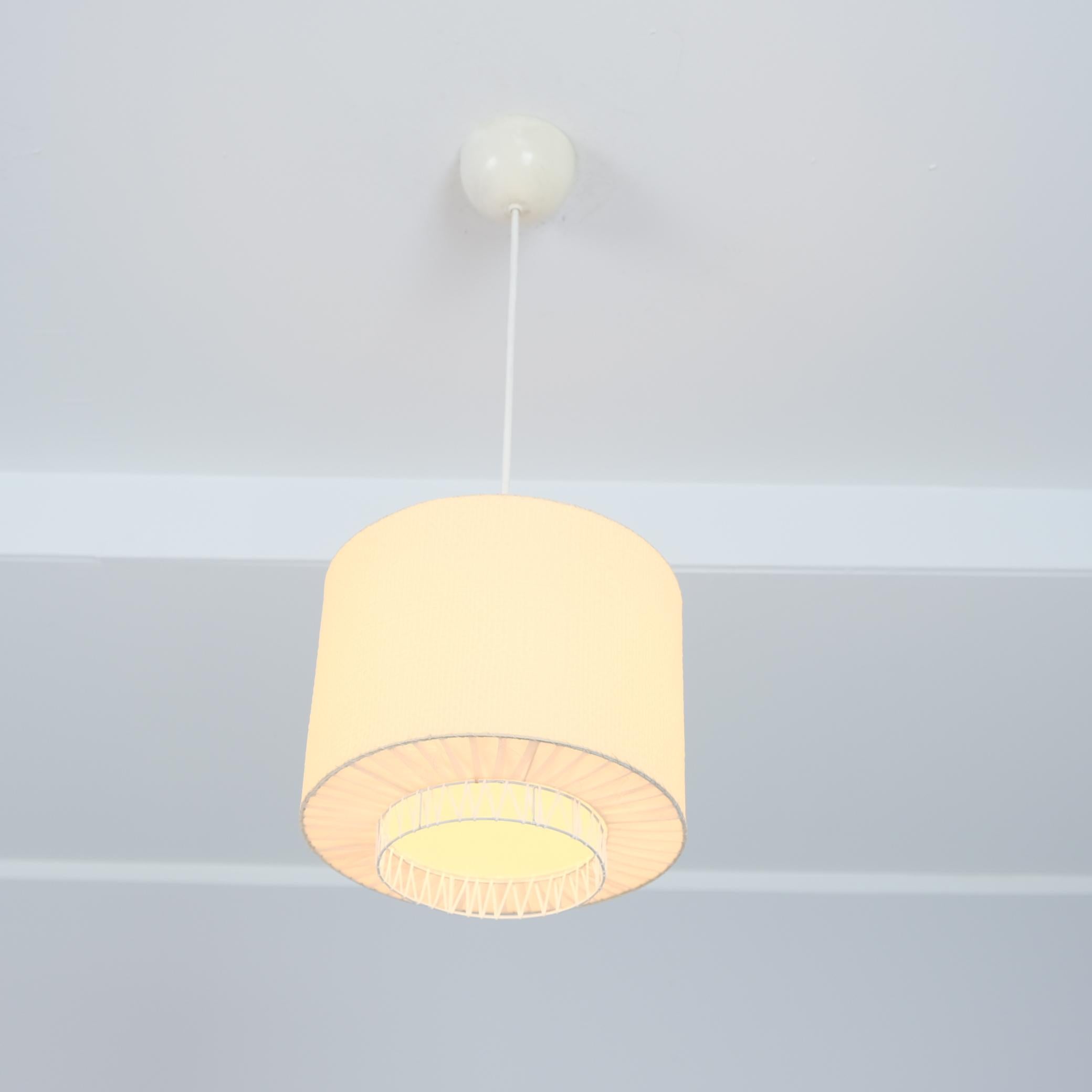 Ciondolo da soffitto finlandese di metà secolo in metallo, plastica e carta, anni '50 In condizioni buone in vendita a Helsinki, FI