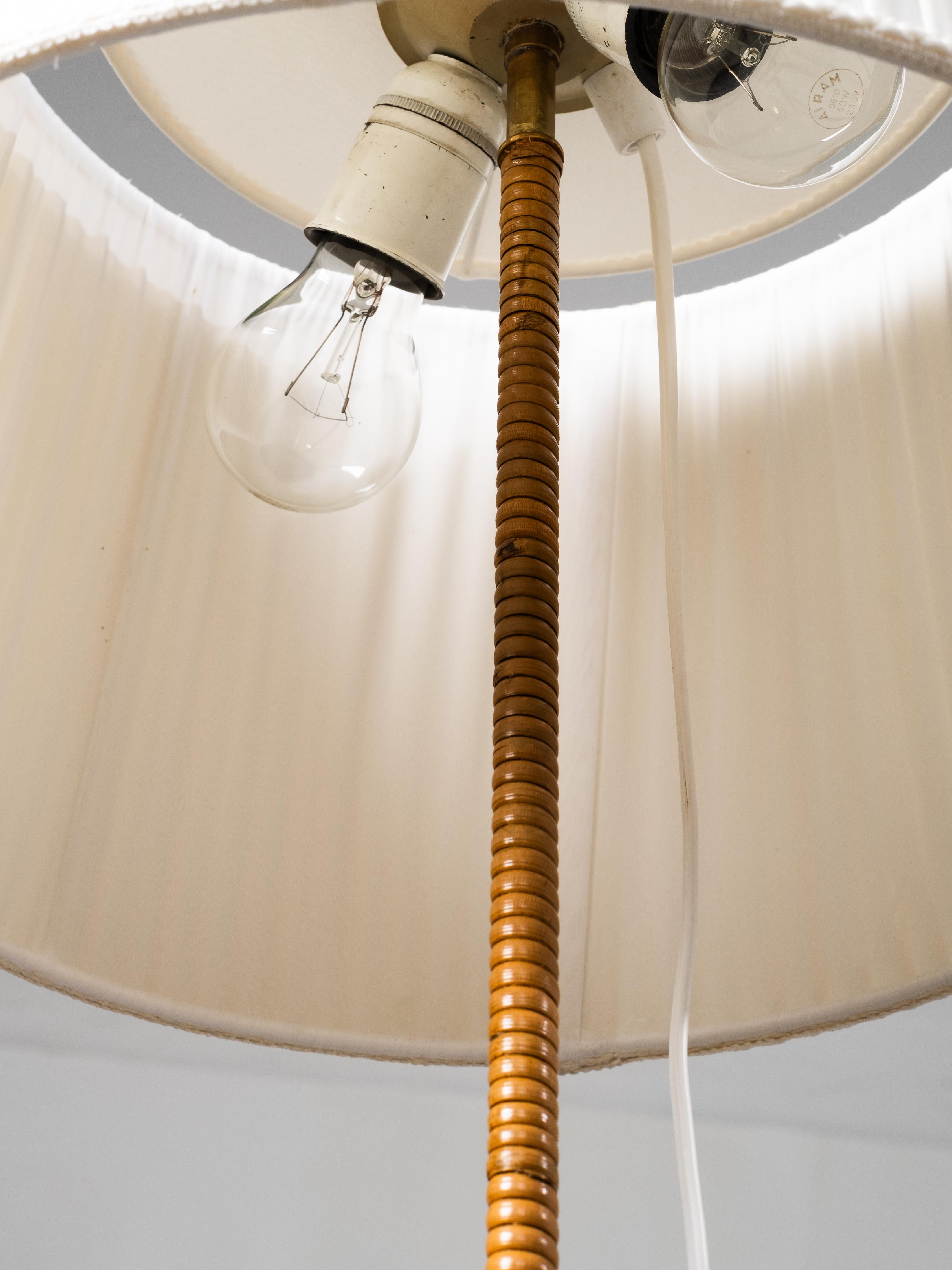 Lámpara de pie finlandesa de mediados de siglo en latón y abedul envuelto en venta 4