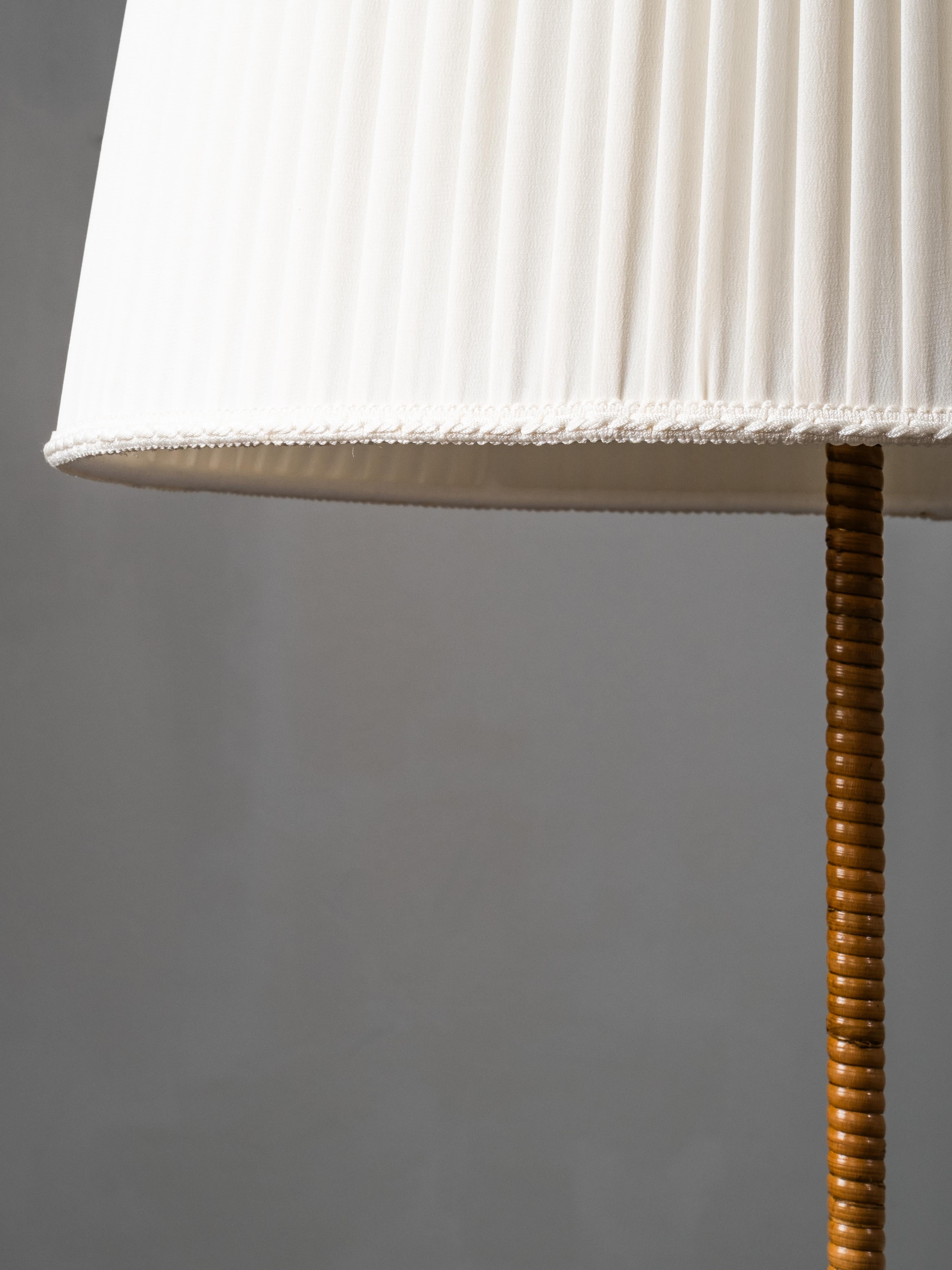 Lámpara de pie finlandesa de mediados de siglo en latón y abedul envuelto en venta 5