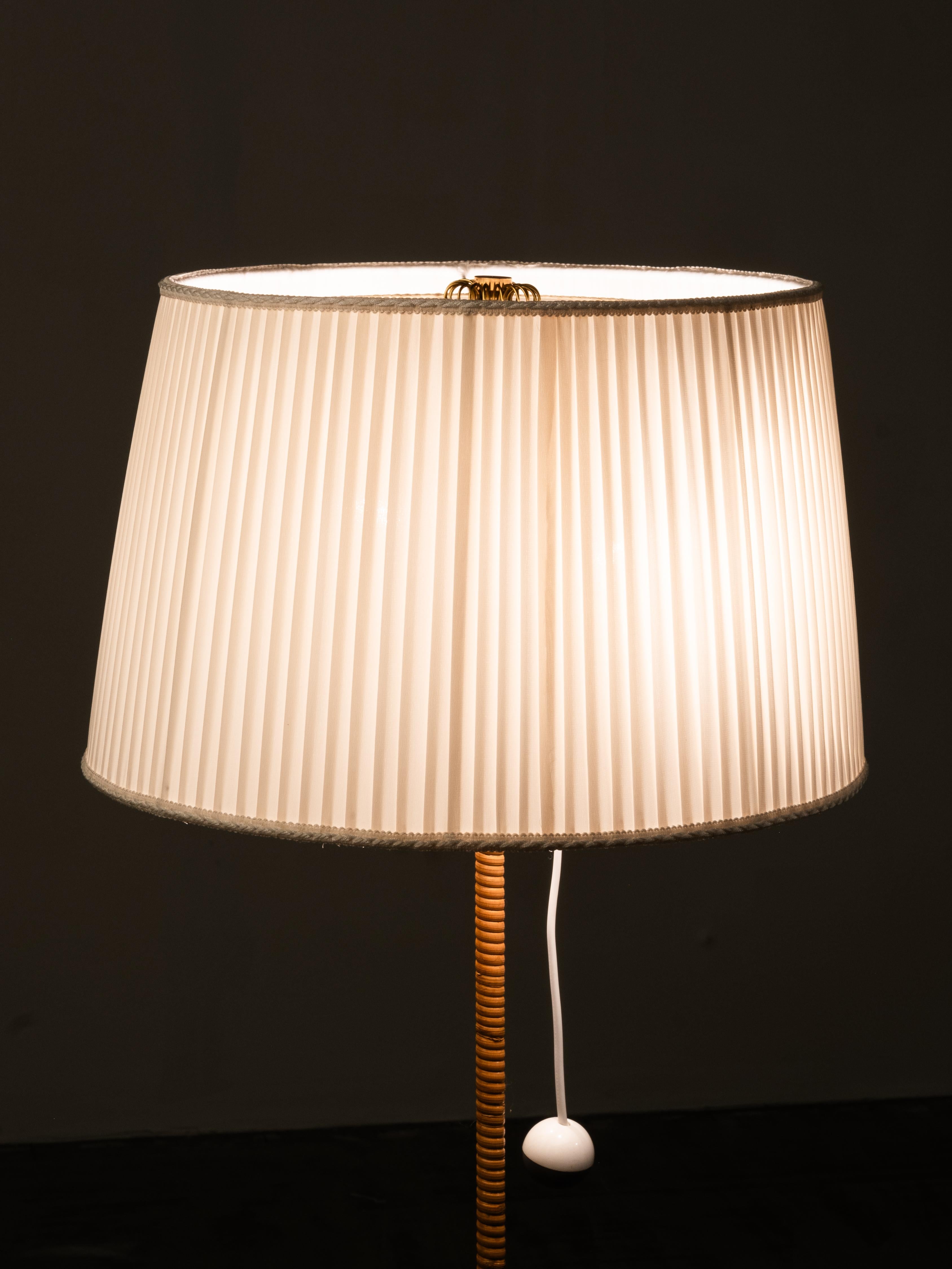 Lámpara de pie finlandesa de mediados de siglo en latón y abedul envuelto en venta 8