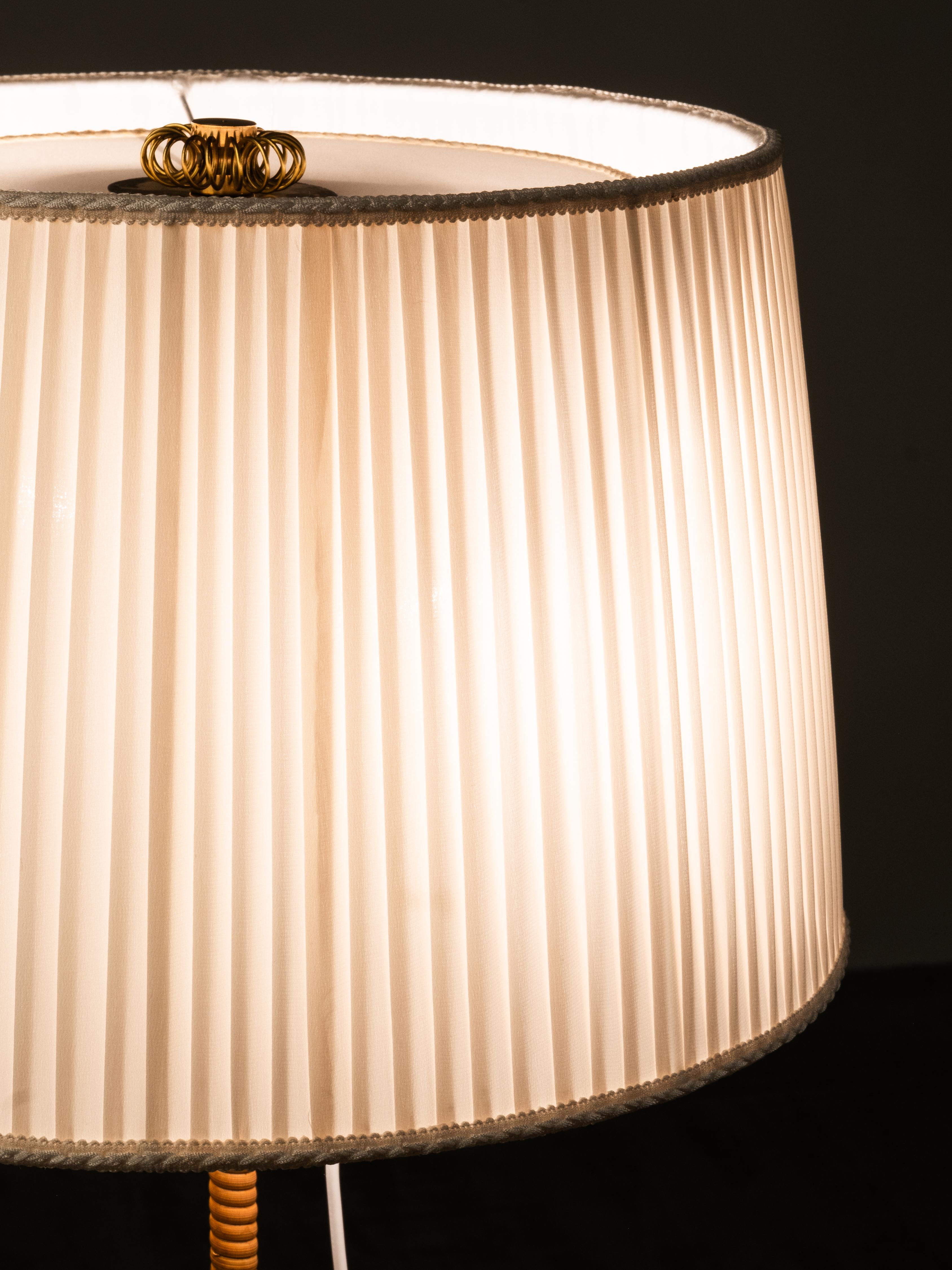 Lámpara de pie finlandesa de mediados de siglo en latón y abedul envuelto en venta 9