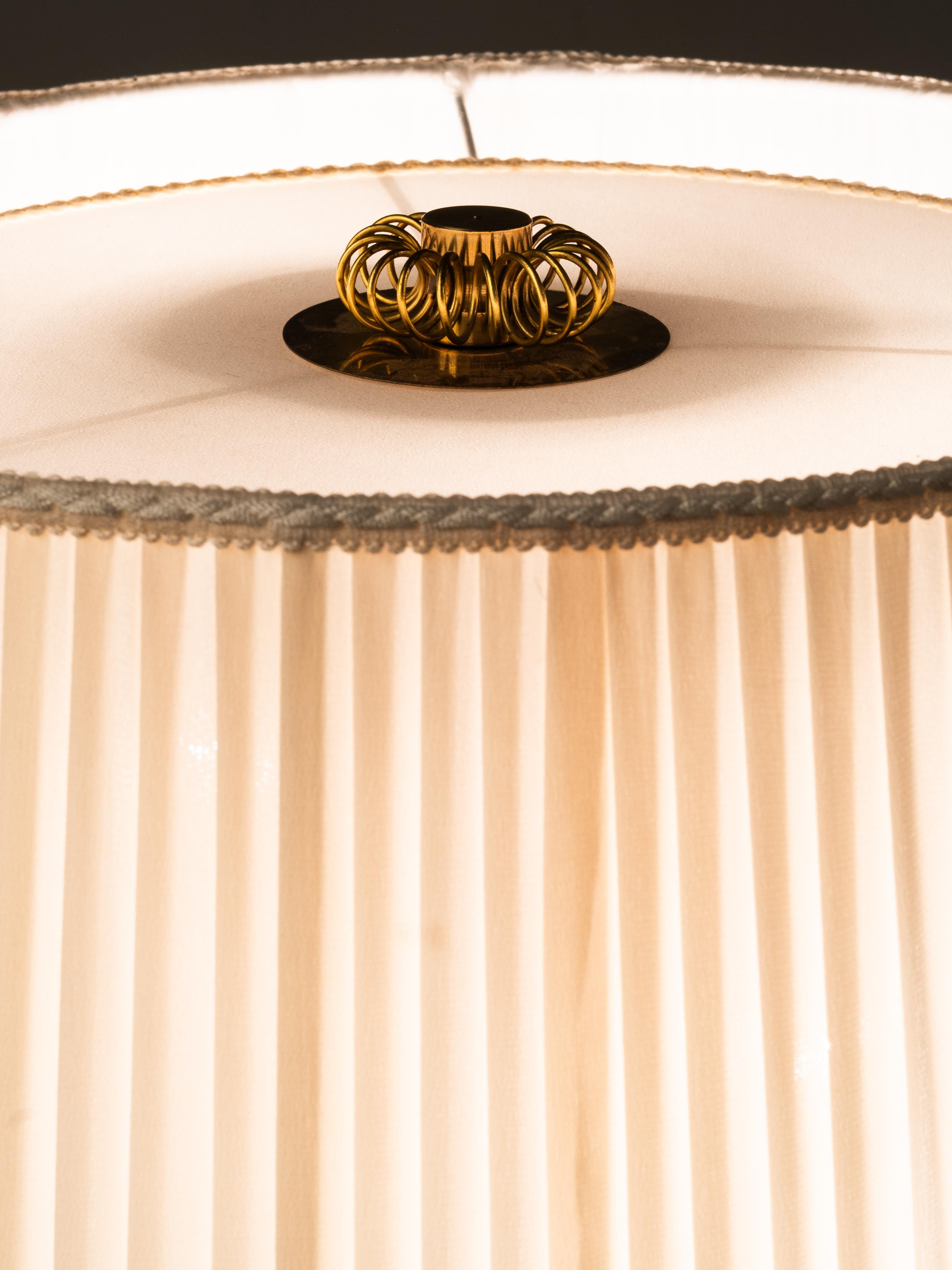 Lámpara de pie finlandesa de mediados de siglo en latón y abedul envuelto en venta 10