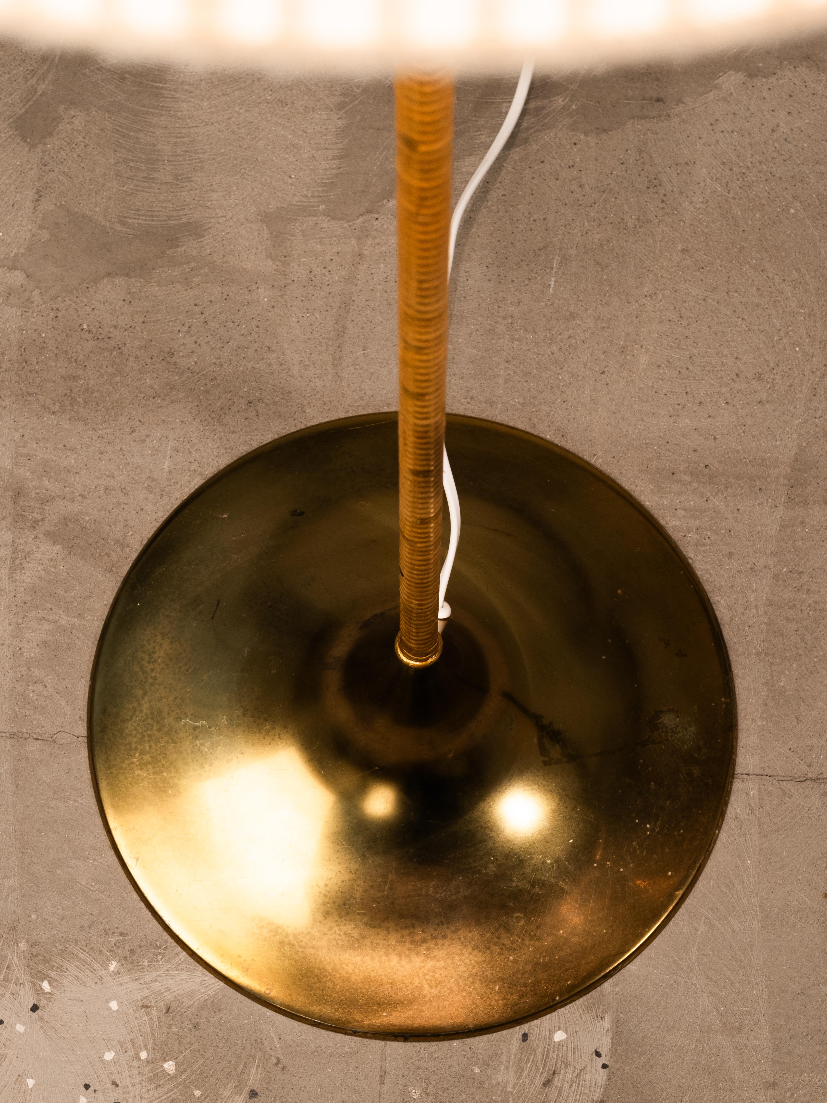 Lámpara de pie finlandesa de mediados de siglo en latón y abedul envuelto en venta 11