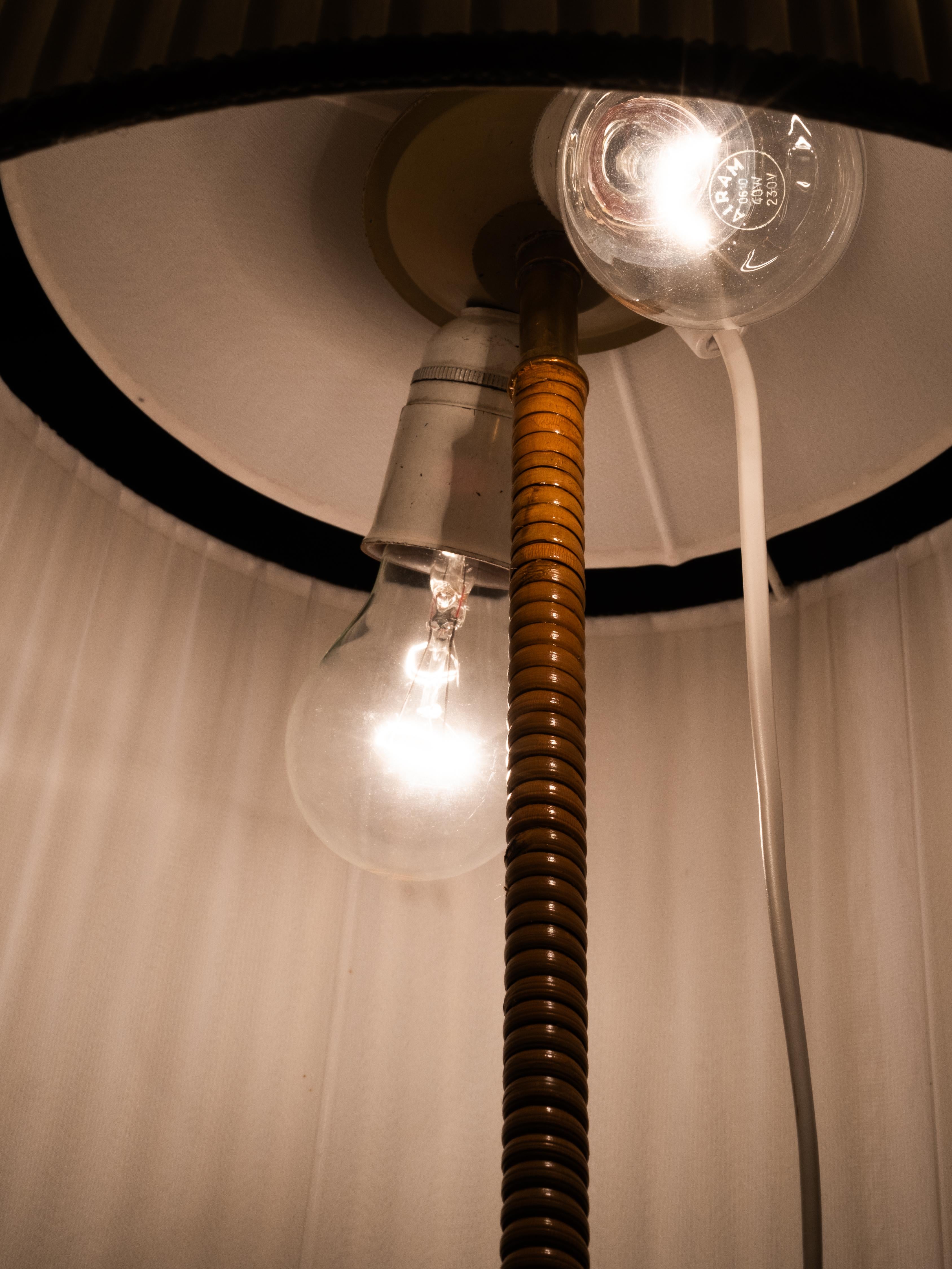 Lámpara de pie finlandesa de mediados de siglo en latón y abedul envuelto en venta 12