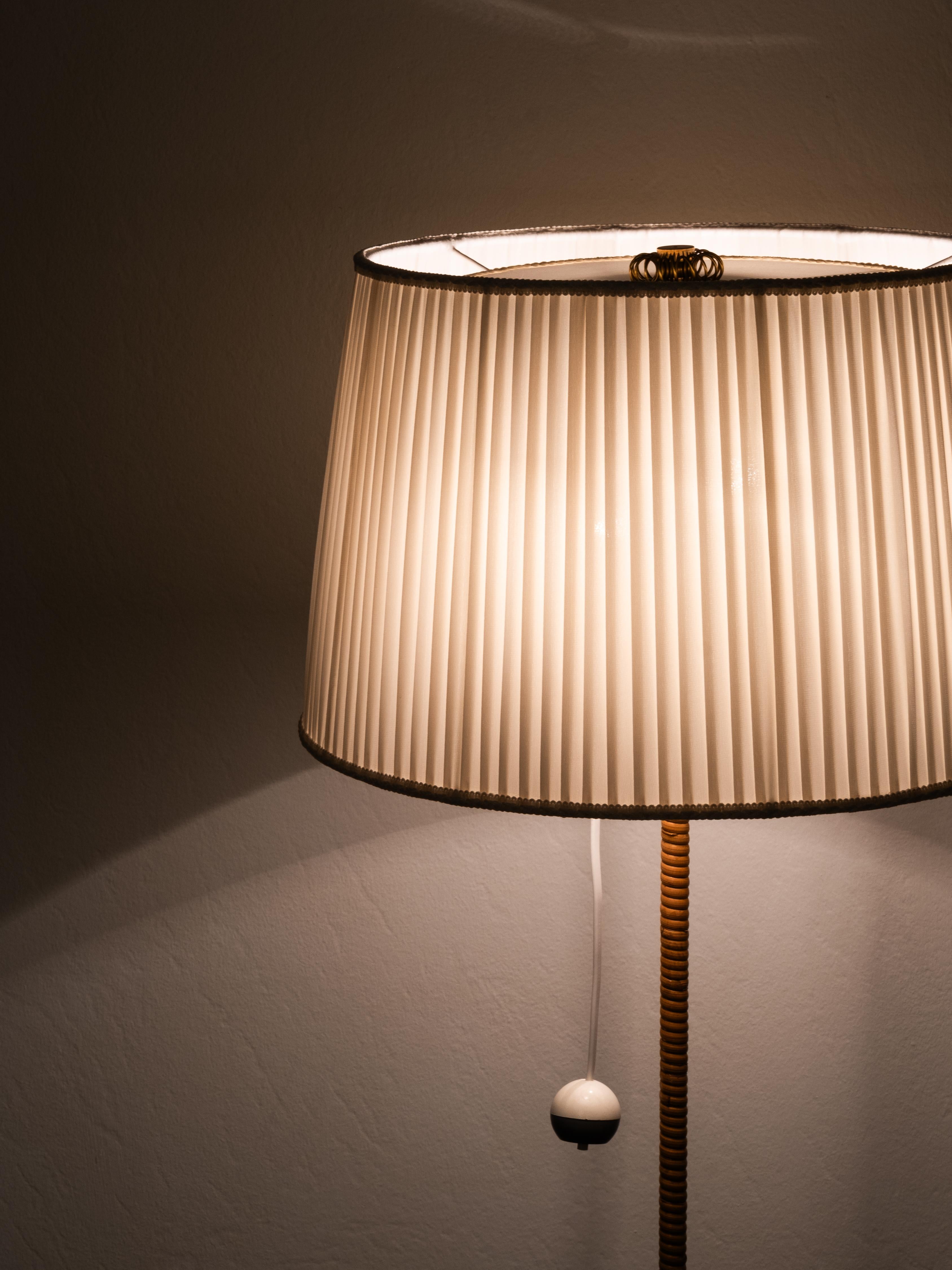 Lámpara de pie finlandesa de mediados de siglo en latón y abedul envuelto en venta 13