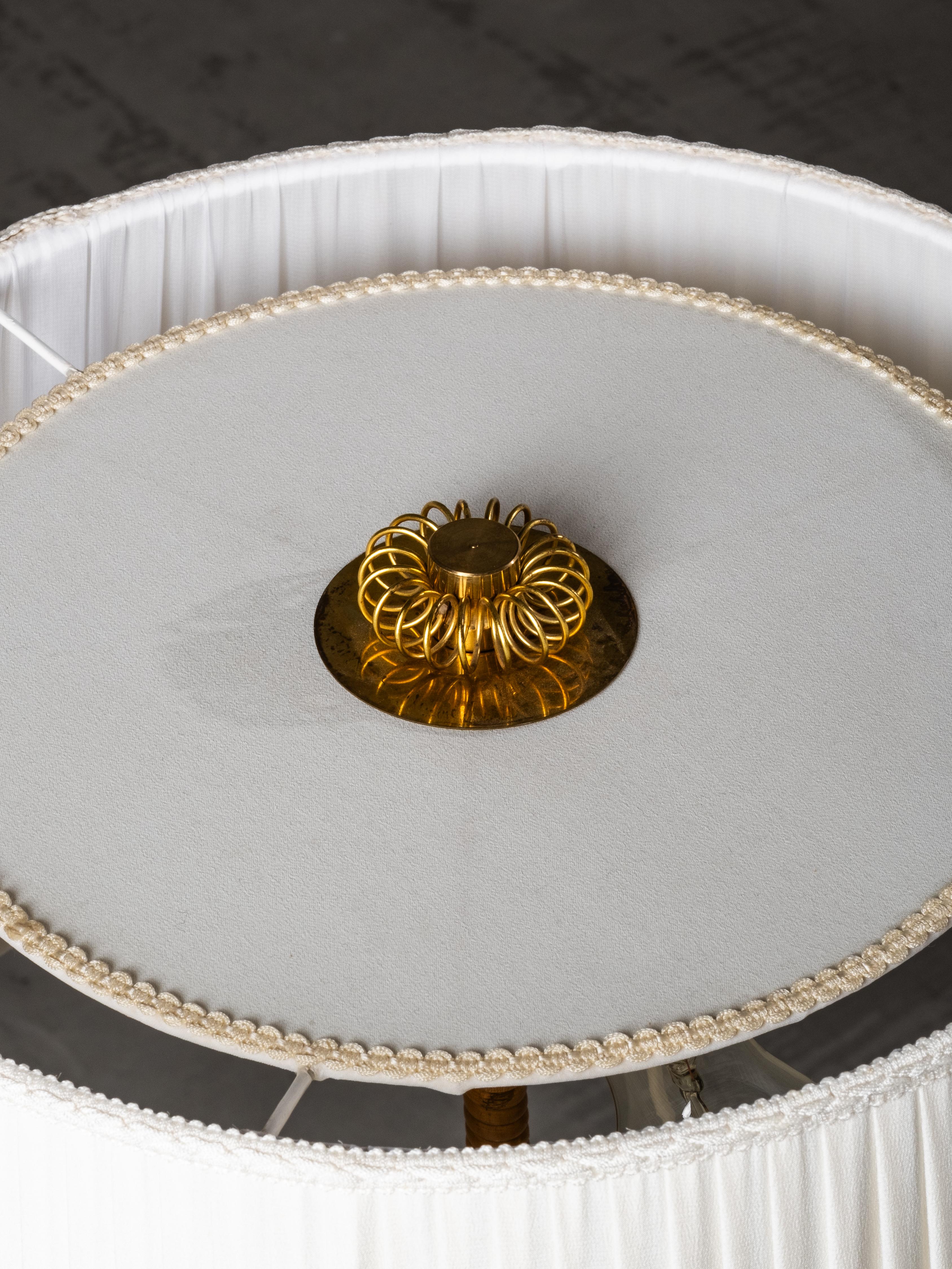 Lámpara de pie finlandesa de mediados de siglo en latón y abedul envuelto Escandinavo moderno en venta