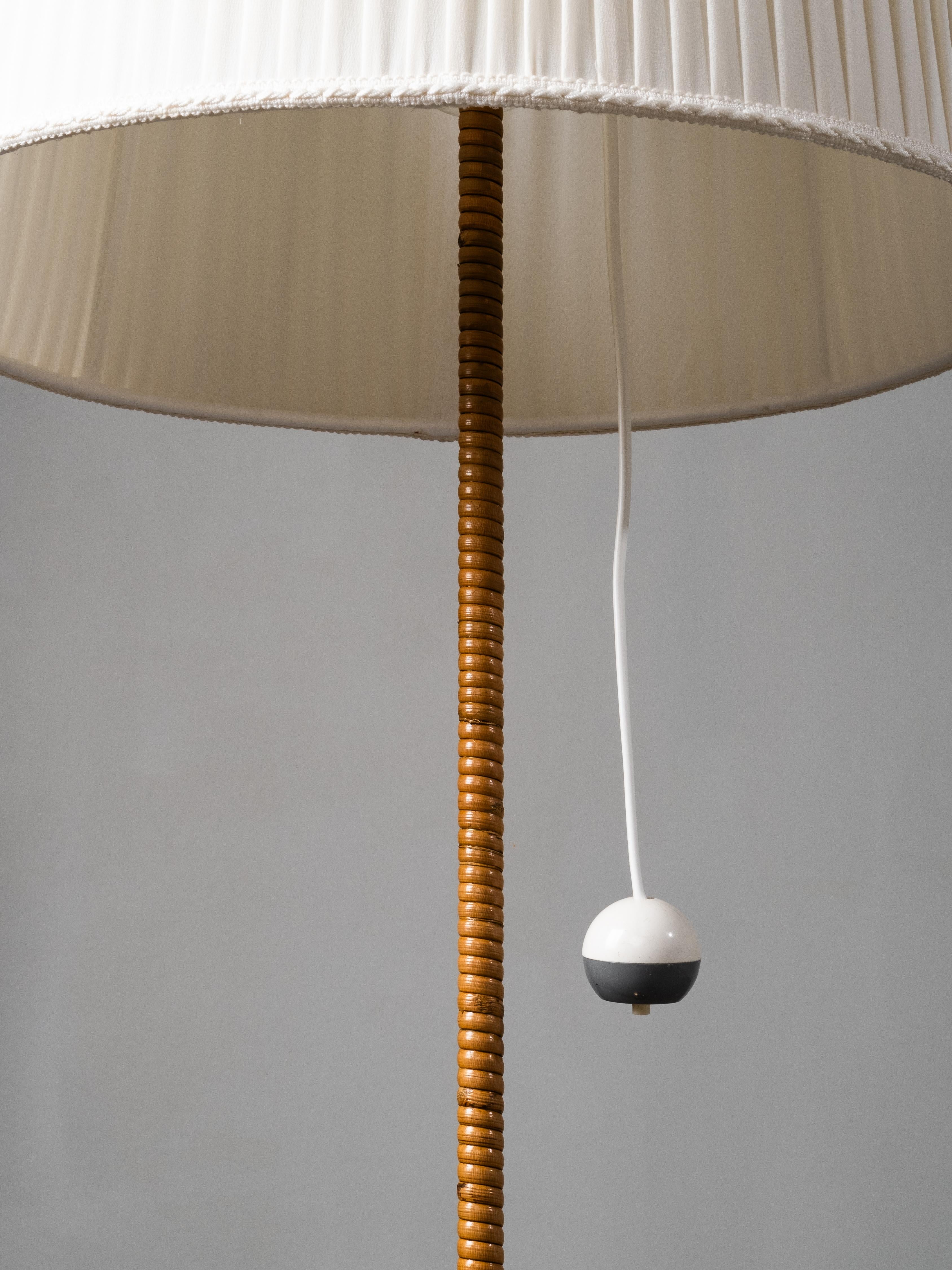 Lámpara de pie finlandesa de mediados de siglo en latón y abedul envuelto Finlandés en venta