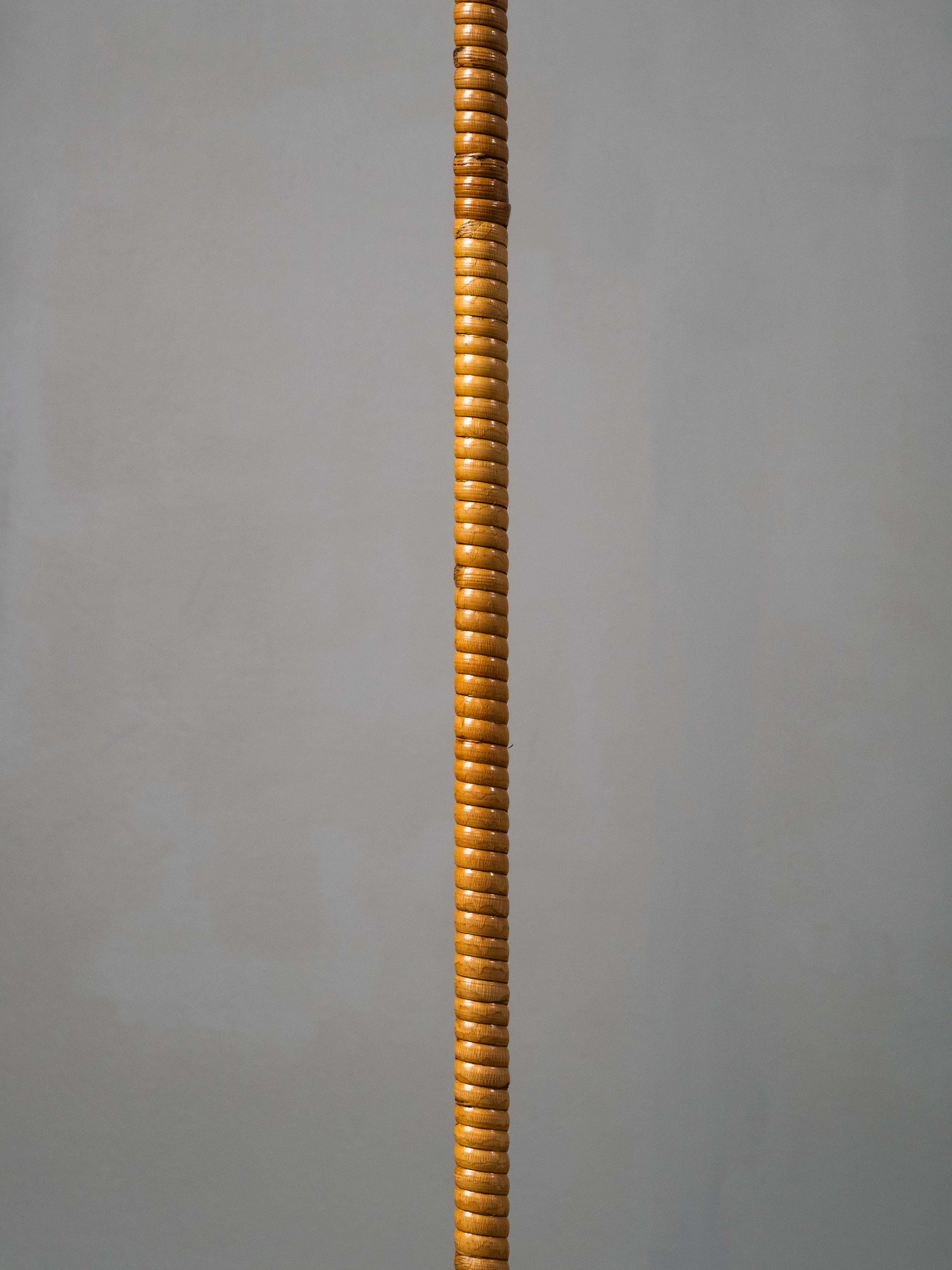 Lámpara de pie finlandesa de mediados de siglo en latón y abedul envuelto en Bueno estado para la venta en Karis, Nyland