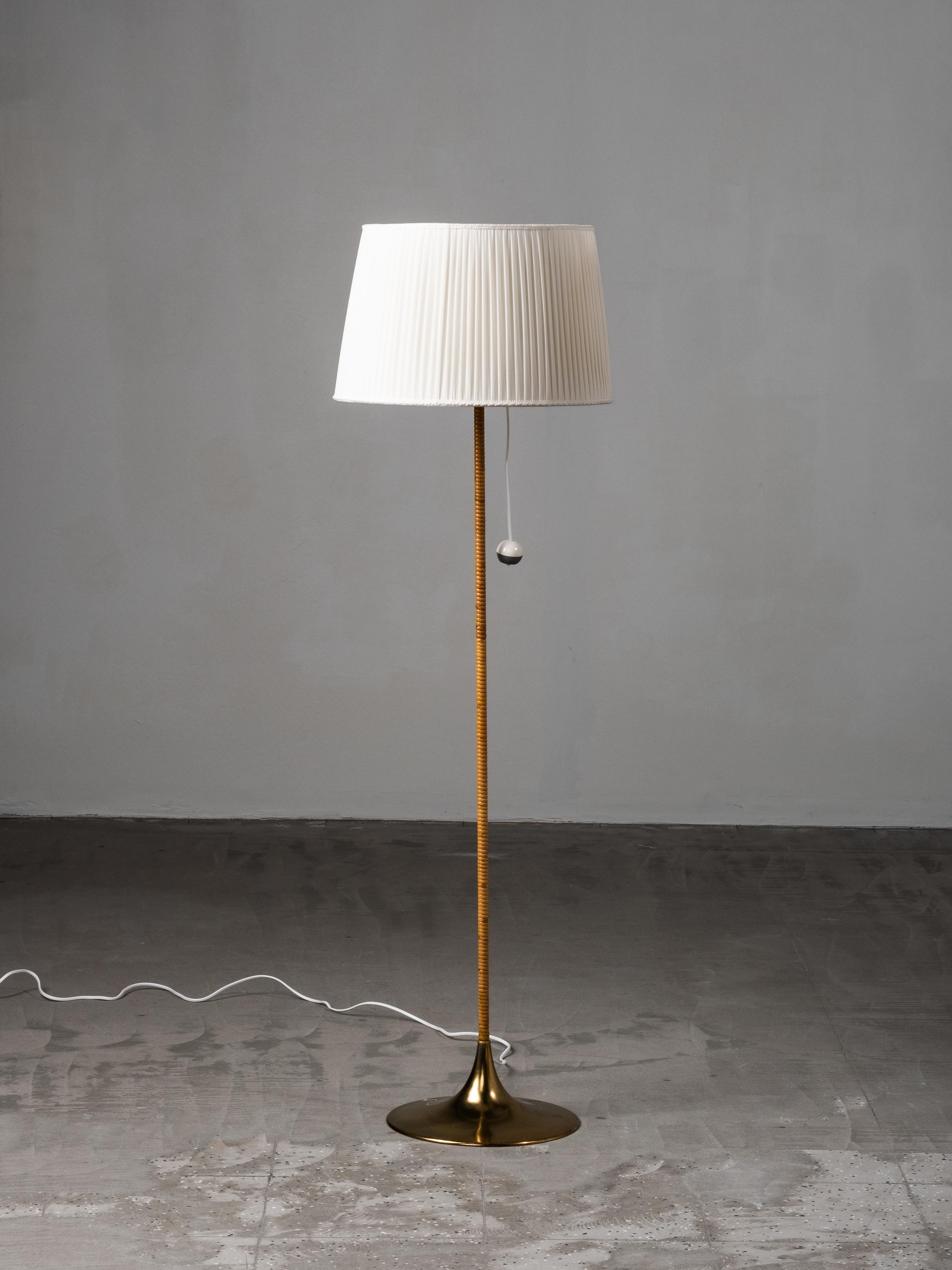 Lámpara de pie finlandesa de mediados de siglo en latón y abedul envuelto siglo XX en venta