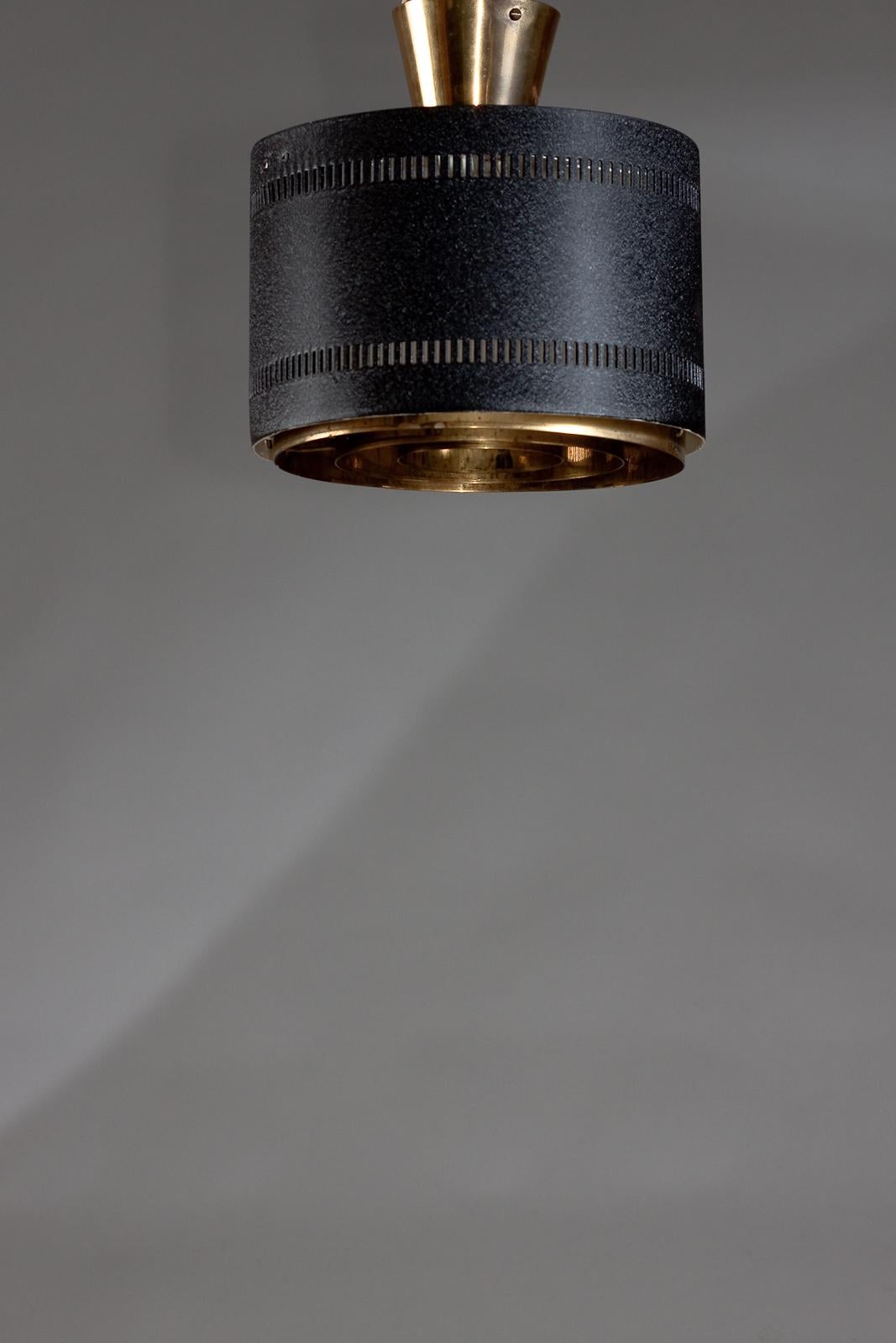 Le lampadaire PSO Mid-Century Modern Flushmount est une option d'éclairage élégante et stylée pour tout espace vintage ou moderne. Ce design finlandais impeccable présente une esthétique épurée et minimaliste, typique de l'ère moderne du milieu du