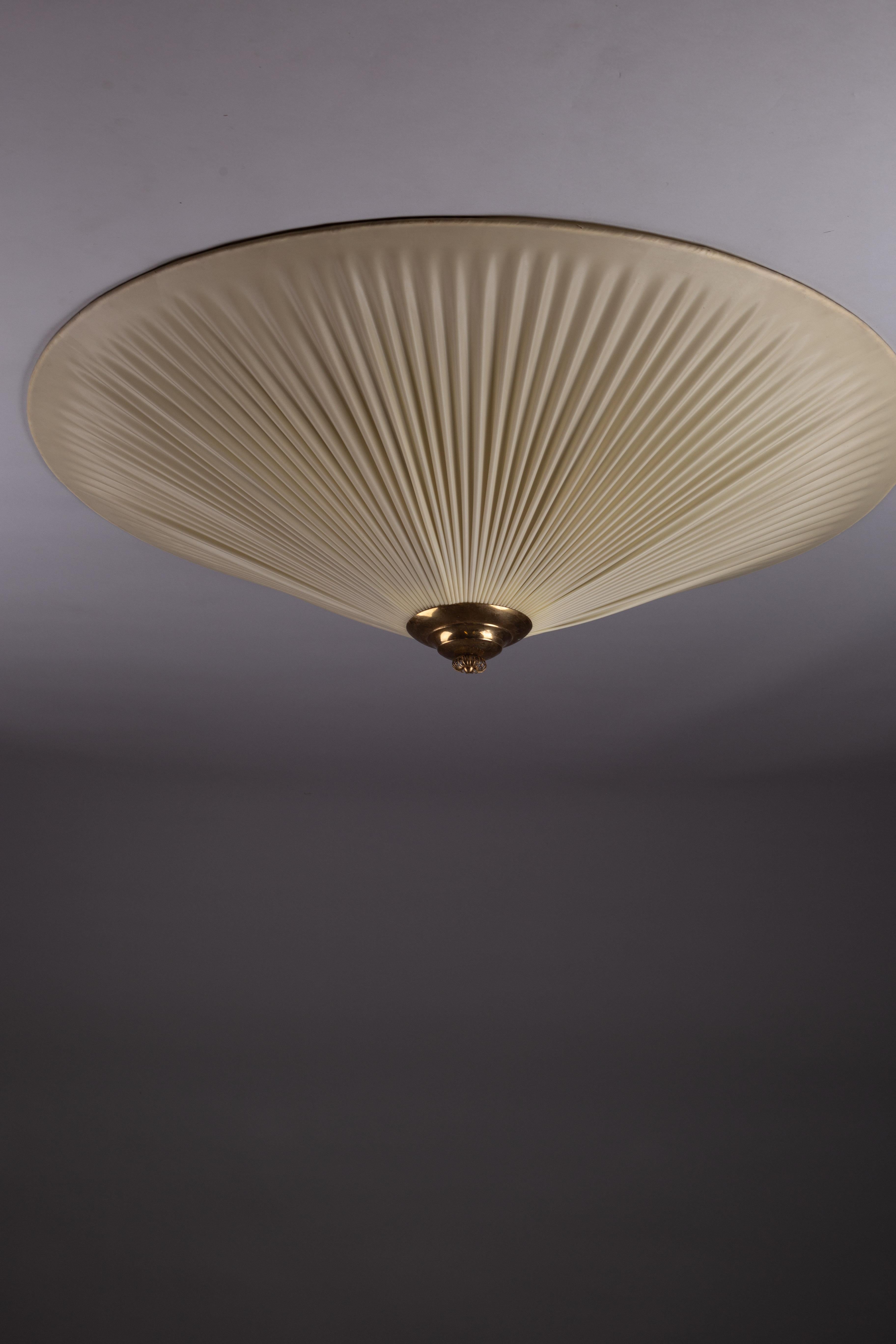 Illuminez votre espace avec l'étonnante grande suspension encastrée de 100 cm de style finlandais moderne du milieu du siècle. Mélange élégant de design intemporel et de décoration fonctionnelle, cette pièce s'étend sur une largeur généreuse de 100