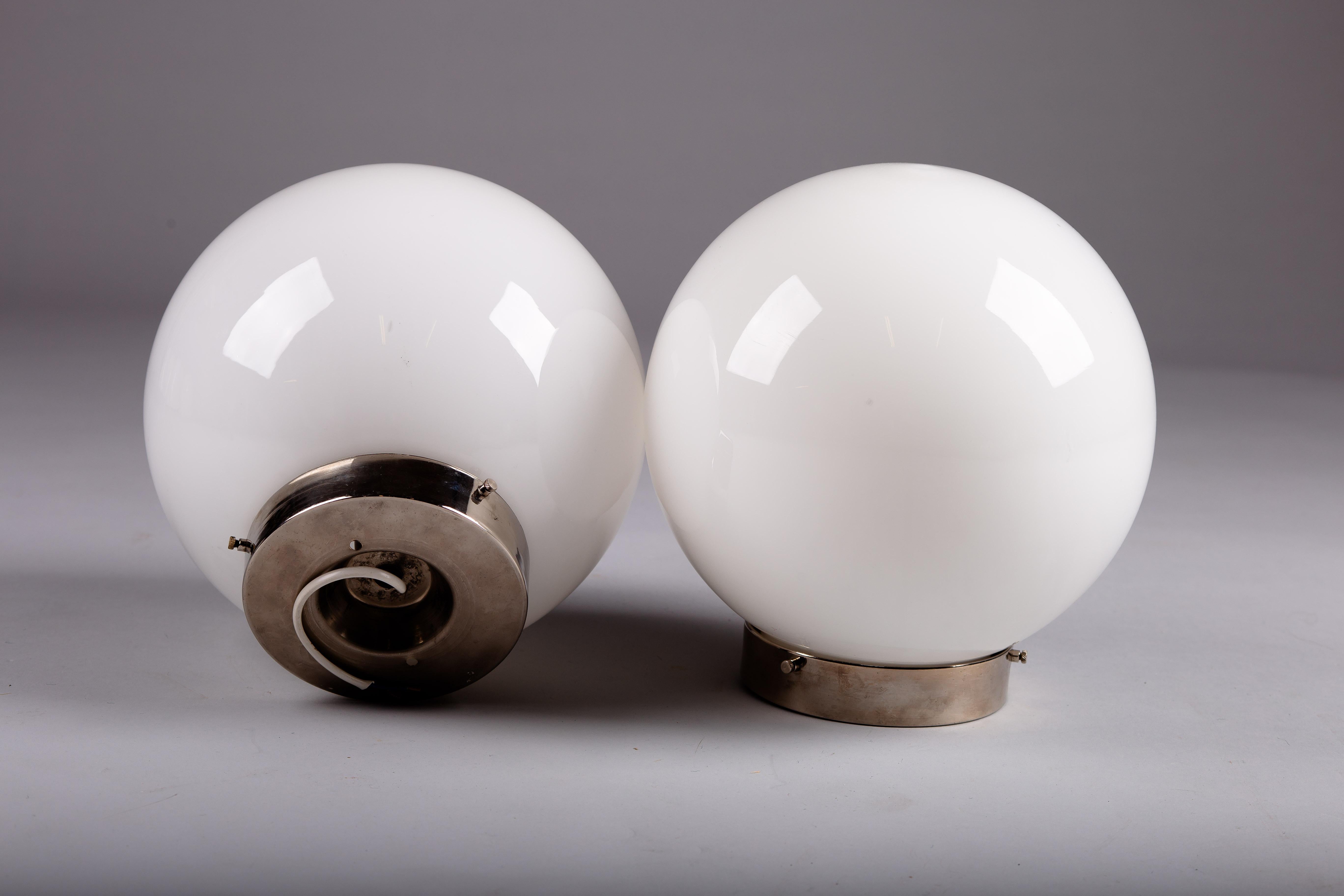 Mid-Century Modern Paire d'encastrés en verre opalin de style The Moderns. en vente