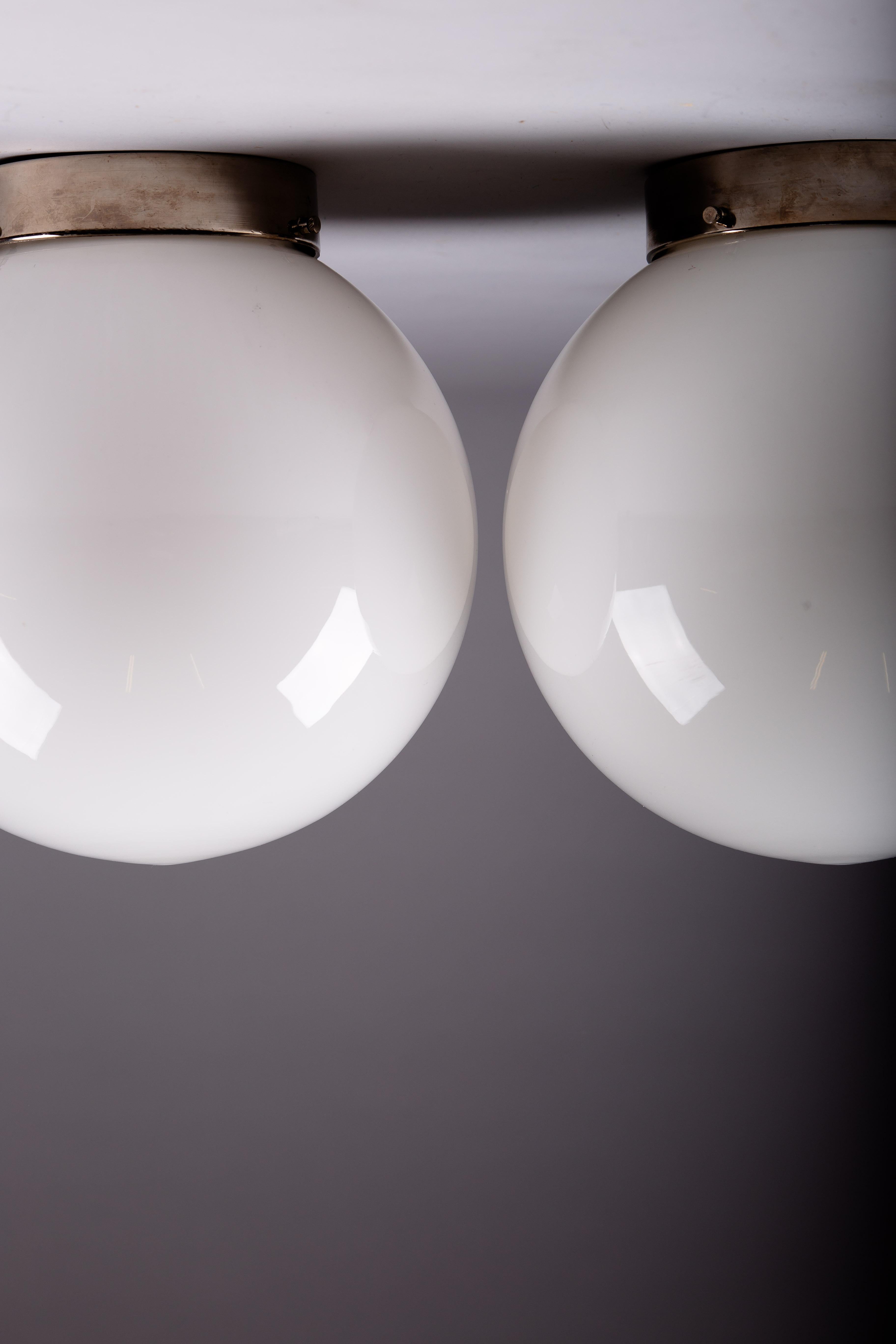 Finlandais Paire d'encastrés en verre opalin de style The Moderns. en vente