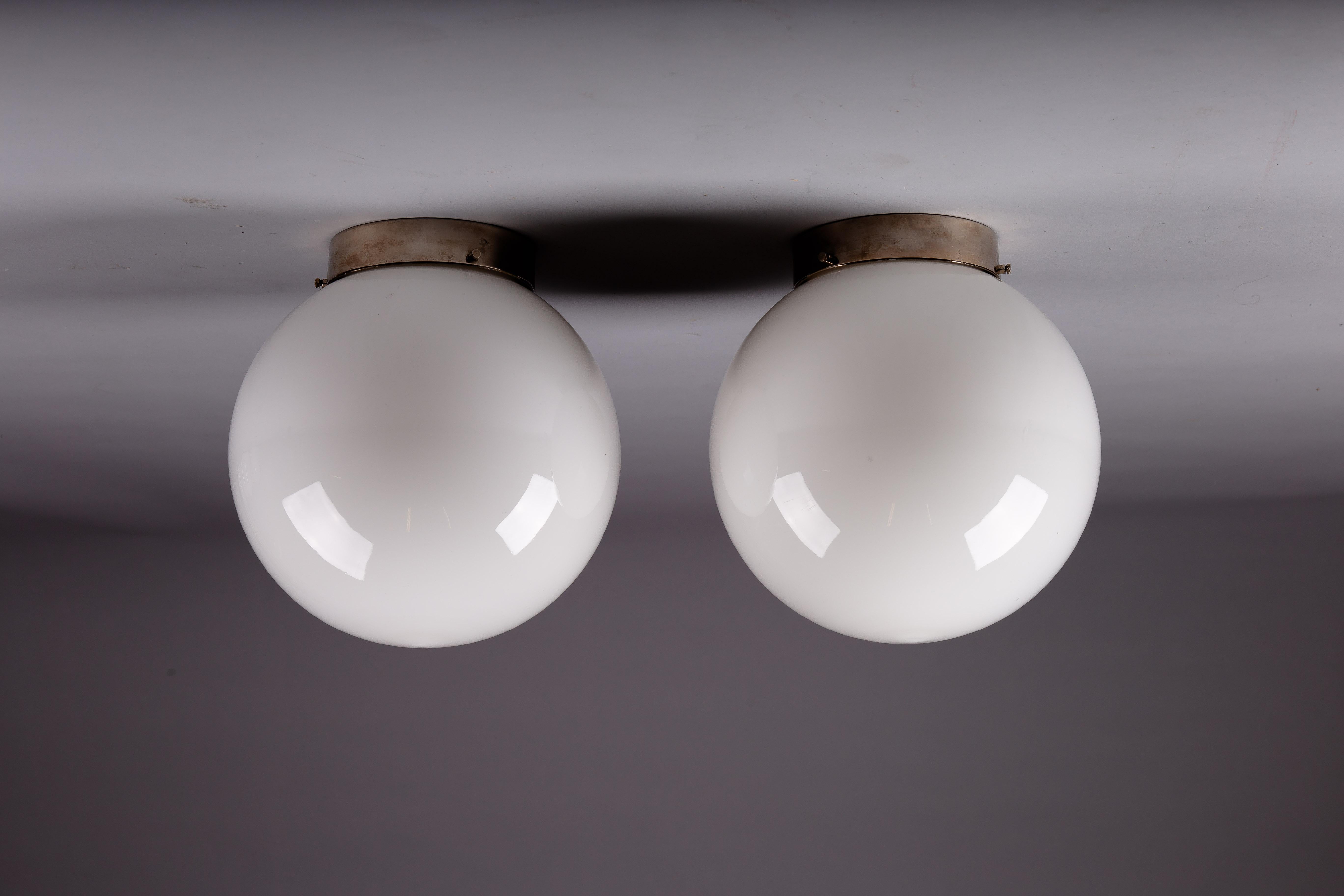 Paire d'encastrés en verre opalin de style The Moderns. en vente 1