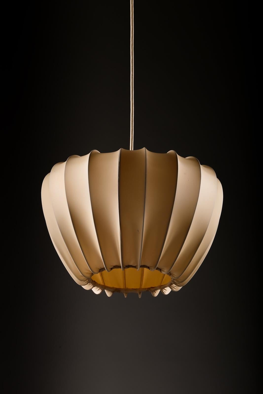 Scopri il fascino dell'eleganza moderna finlandese di metà secolo con questo raffinato pendente di Idman Oy. Questo pezzo senza tempo fonde perfettamente forma e funzione, mettendo in mostra le linee pulite e la meticolosa lavorazione artigianale