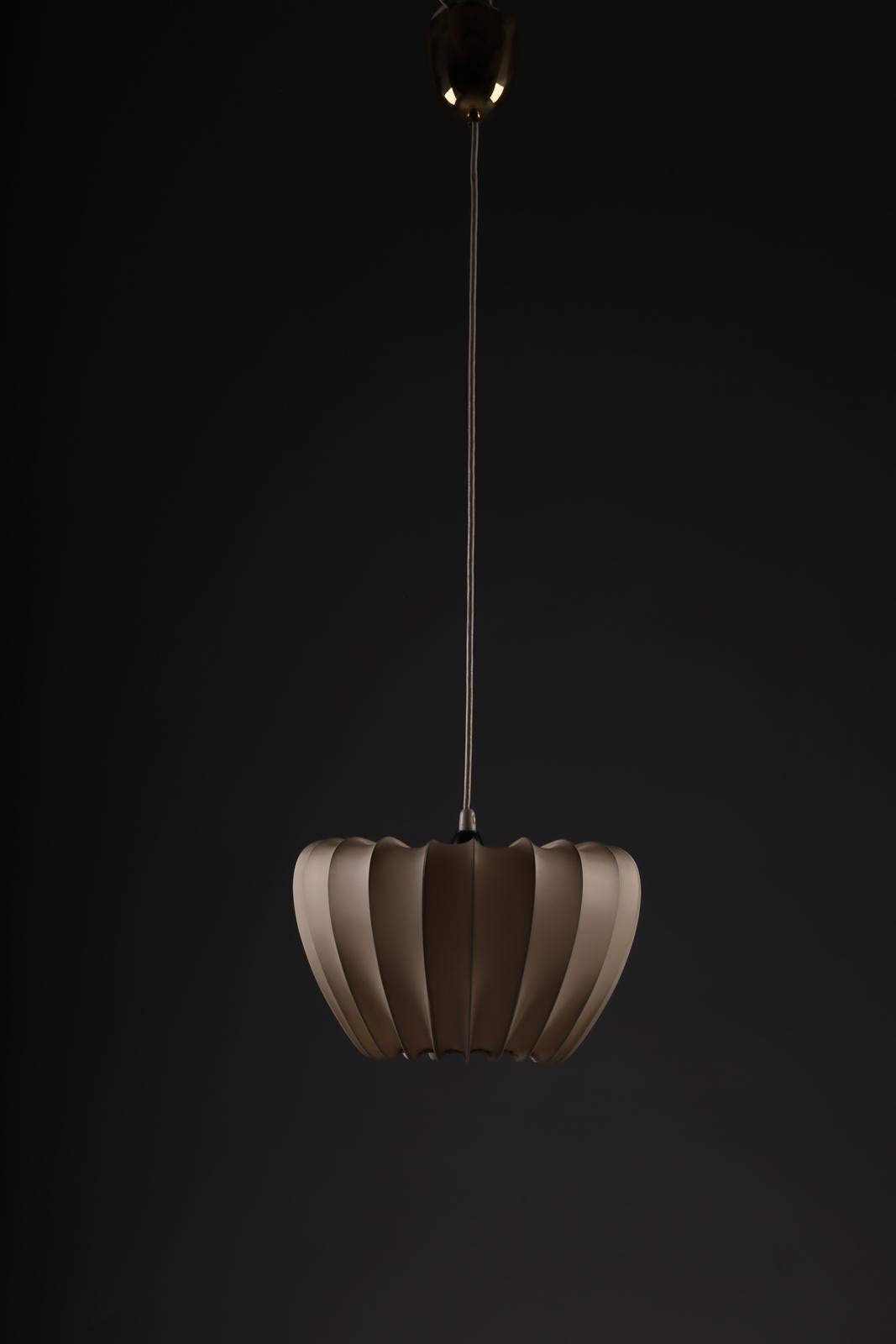Mid-Century moderno Pendente finlandese di metà secolo moderno di Idman Oy in vendita