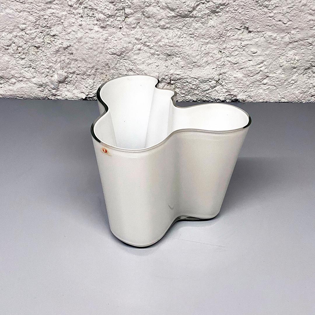 Finnish Mid-Century Modern savoy vase in double white glass by Alvar Aalto, 1936
Savoy vase in double glass with external layer in glossy white opal glass.
Designed by Alvar Aalto in 1936.

Very good condition.

Measures: 10 H x 11 cm.