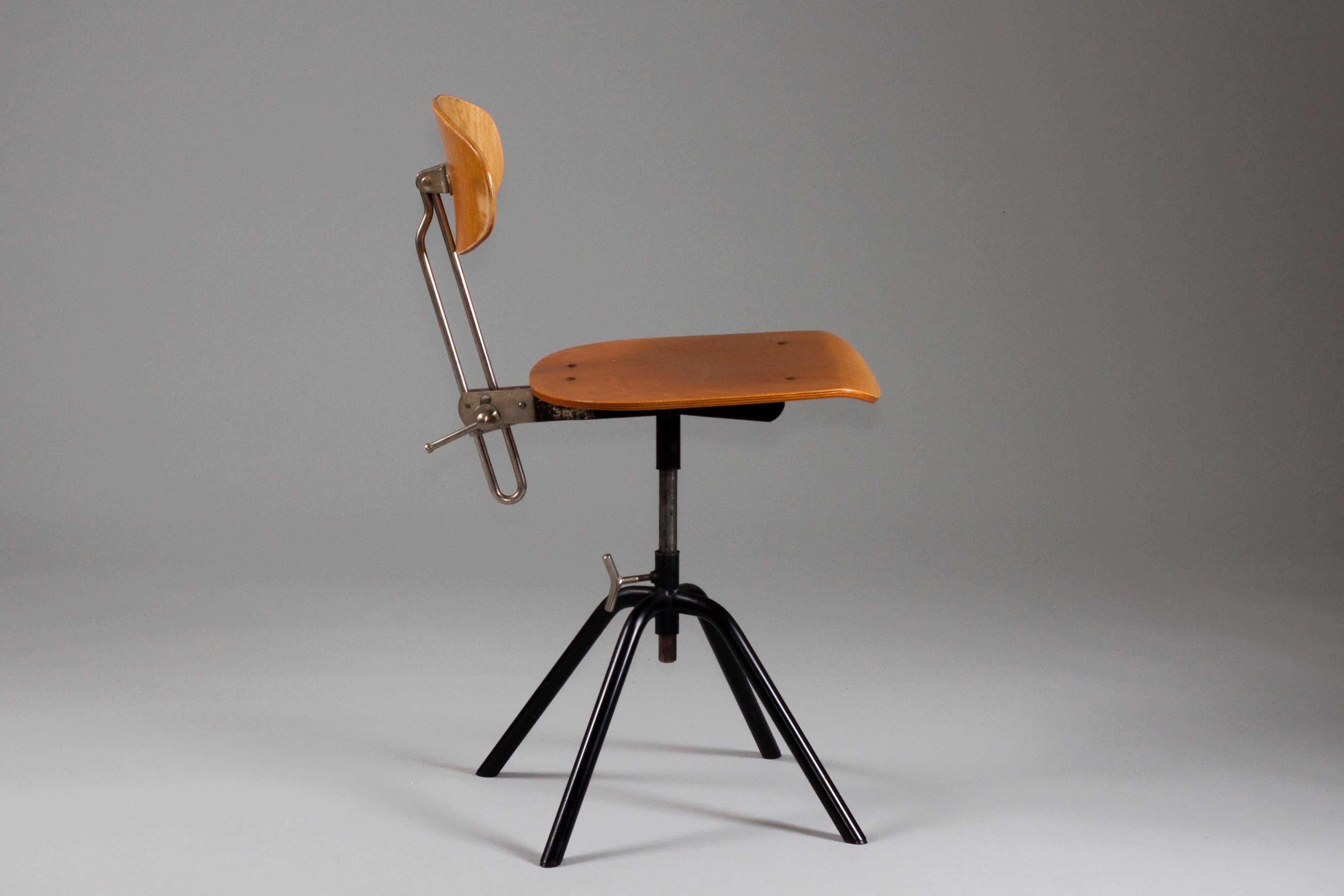 Finnish Mid-Century Modern ergonomic office chair designed by Ilmari Lappalainen for Asko in 1958. Adjustable height for seat and backrest (57/42 cm).