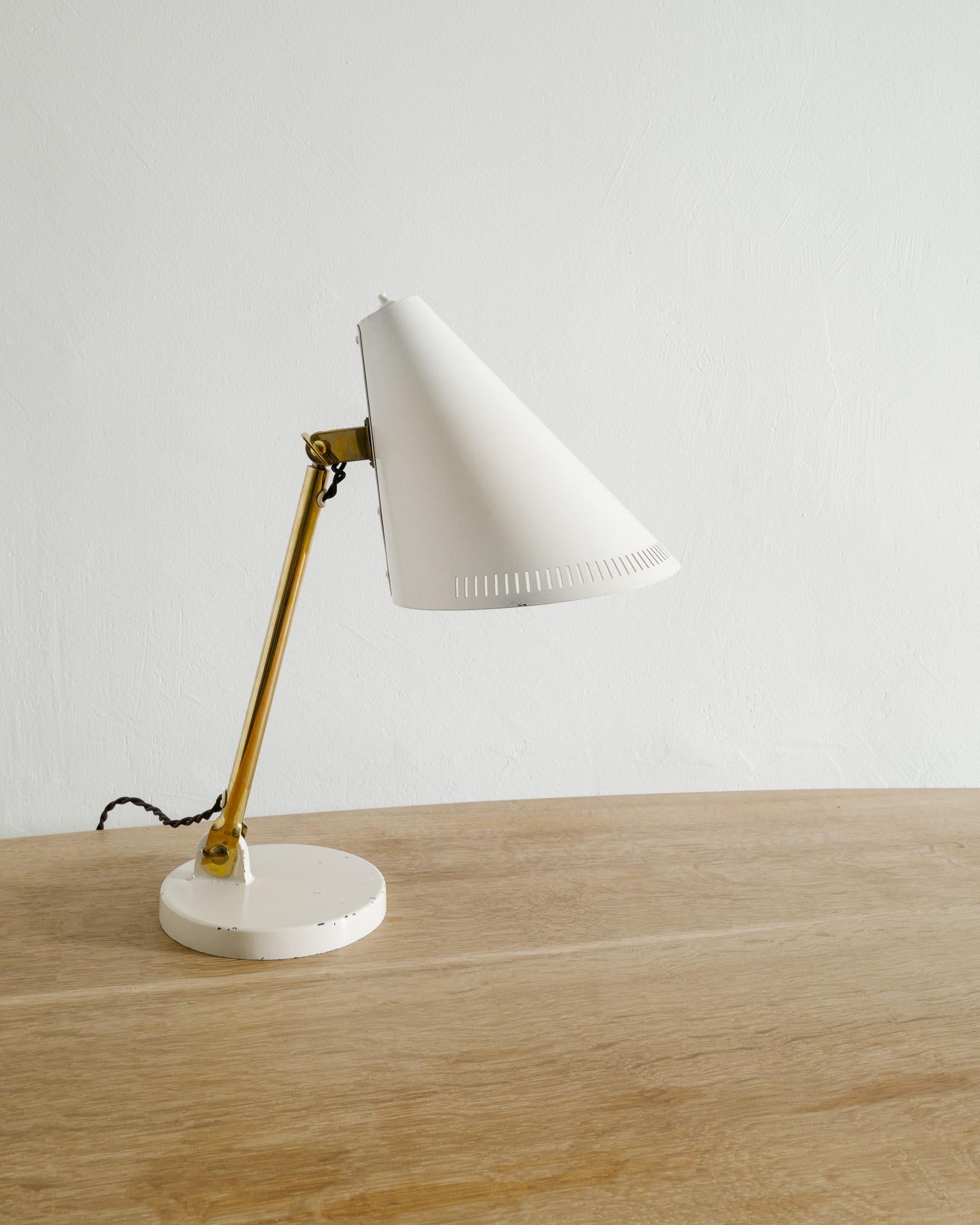Rare lampe de bureau réglable en laiton et blanc, modèle 9222 de Paavo Tynell, produite par Taito Oy en Finlande, dans les années 1940. En bon état vintage et fonctionnant bien. Estampillé Taito. 

Dimensions : H : 44 cm / 17.30