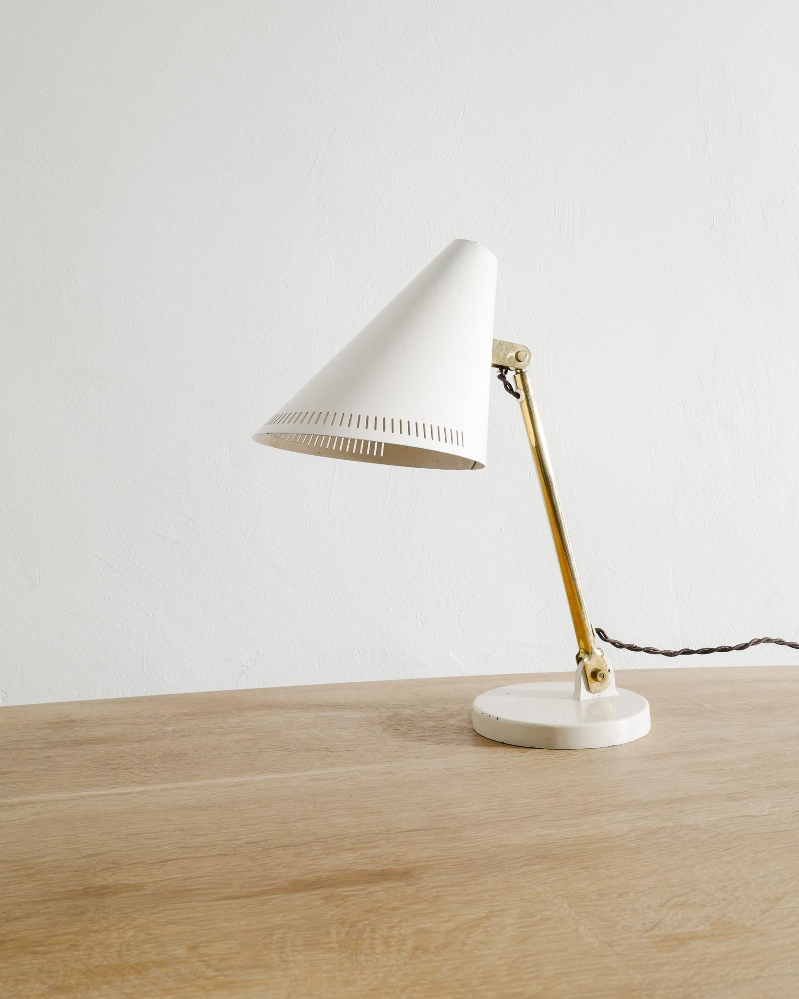 Scandinave moderne Lampe de bureau finlandaise Paavo Tynell 9222 produite par Taito, années 1940 en vente