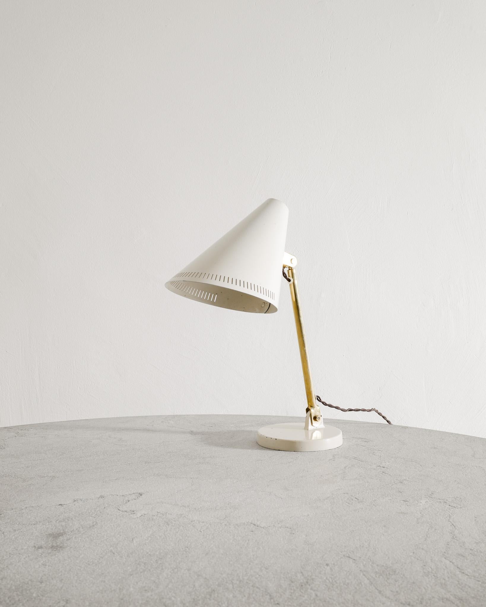 Scandinave moderne Finnish Mid Century Paavo Tynell 9222 Desk Table Lamp Produced by Taito, 1940s en vente