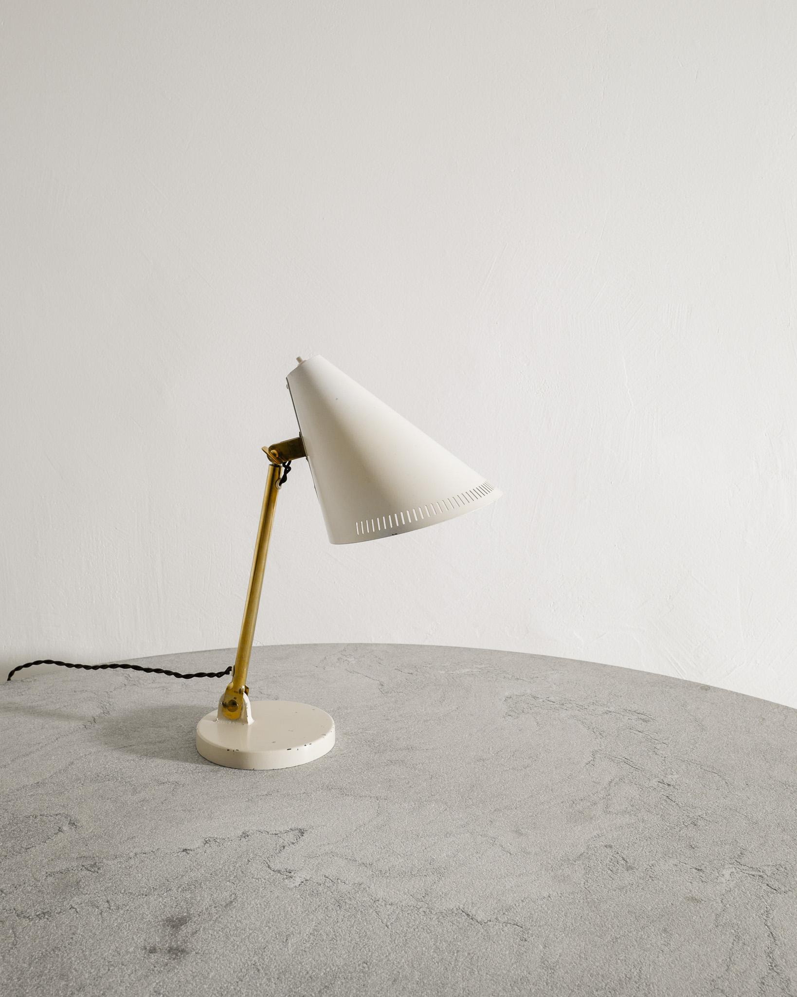 Finlandais Finnish Mid Century Paavo Tynell 9222 Desk Table Lamp Produced by Taito, 1940s en vente