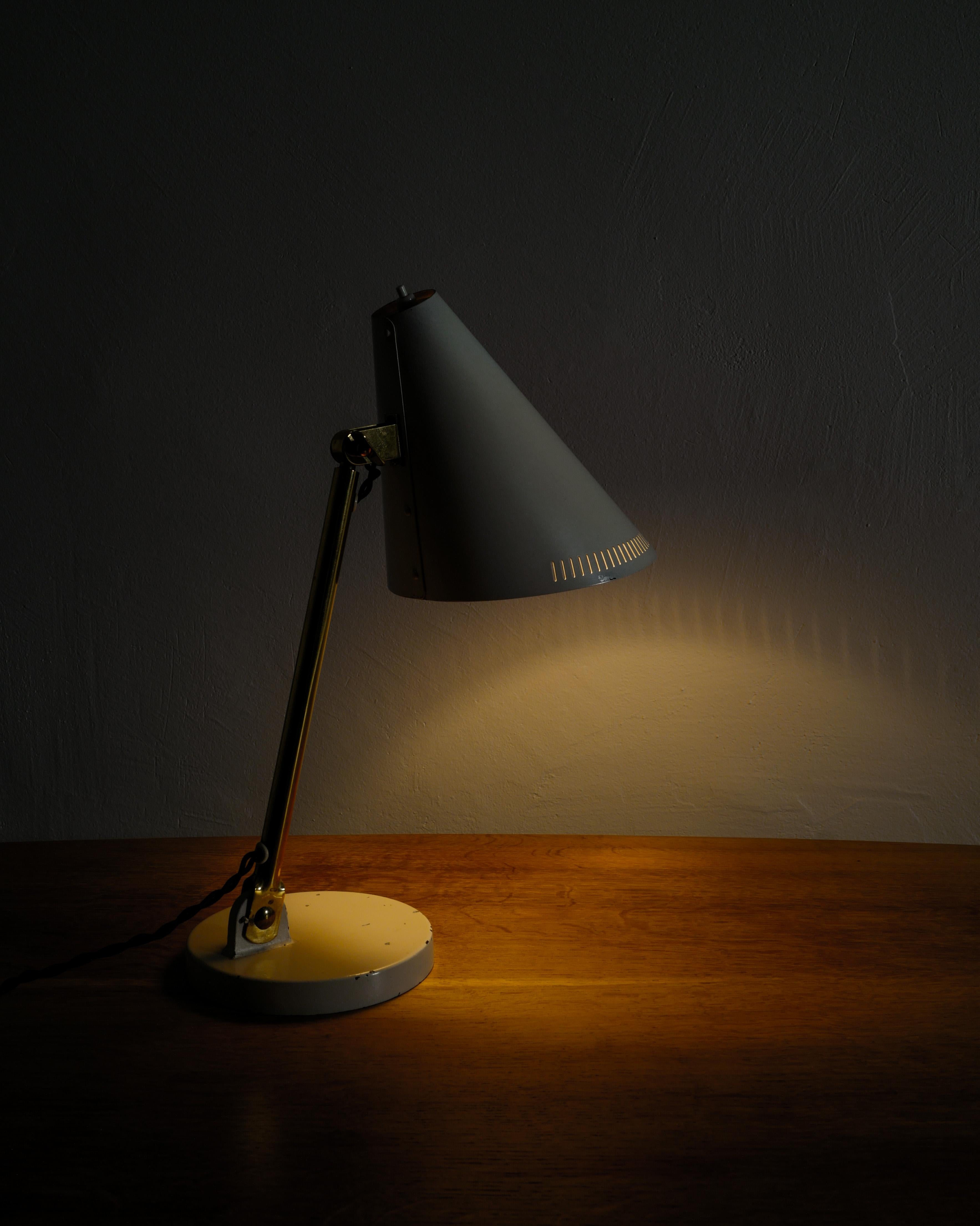 Lampe de bureau finlandaise Paavo Tynell 9222 produite par Taito, années 1940 Bon état - En vente à Stockholm, SE
